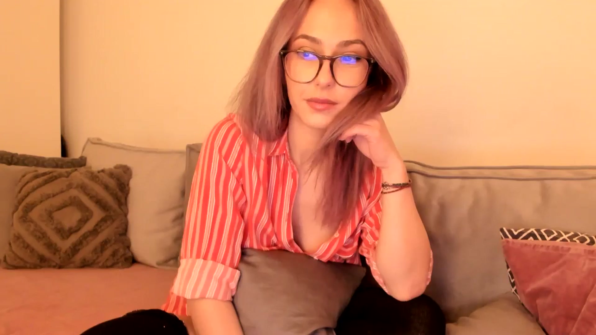 Gallery image thumbnail from Simi__'s myfreecams stream on, 10/20/2024, 16:52 image 4 of 20