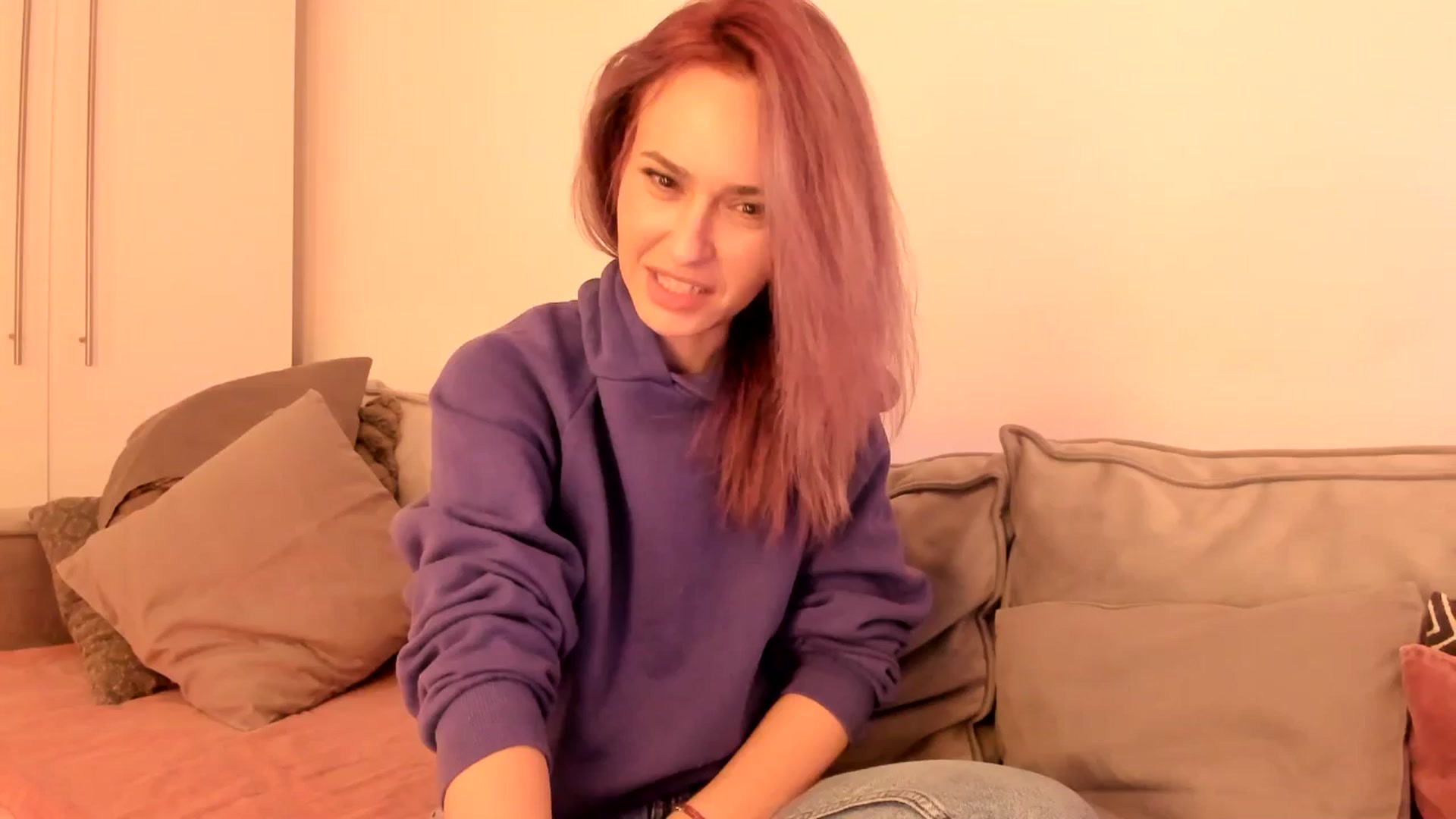 Gallery image thumbnail from Simi__'s myfreecams stream on, 10/20/2024, 18:46 image 17 of 20