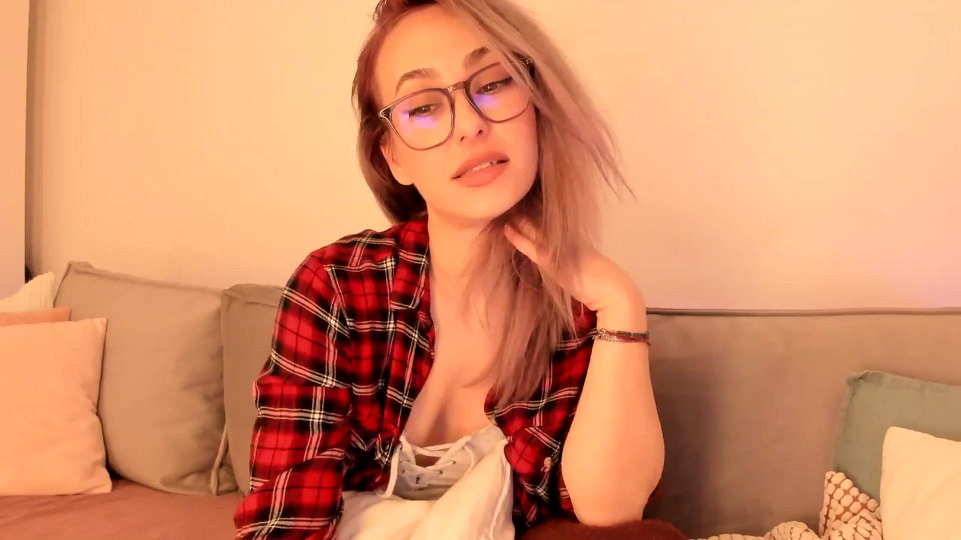 Gallery image thumbnail from Simi__'s myfreecams stream on, 11/25/2024, 18:22 image 17 of 20