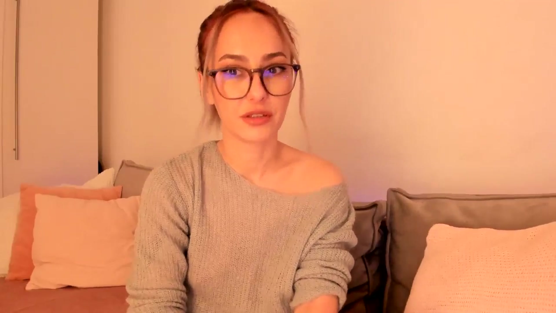 Gallery image thumbnail from Simi__'s myfreecams stream on, 11/26/2024, 18:31 image 6 of 20