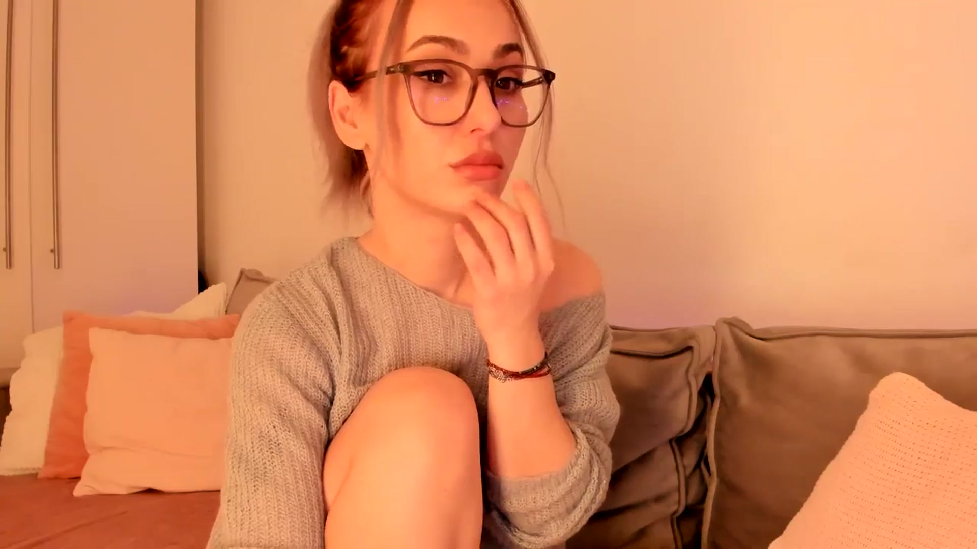 Gallery image thumbnail from Simi__'s myfreecams stream on, 11/26/2024, 18:31 image 9 of 20