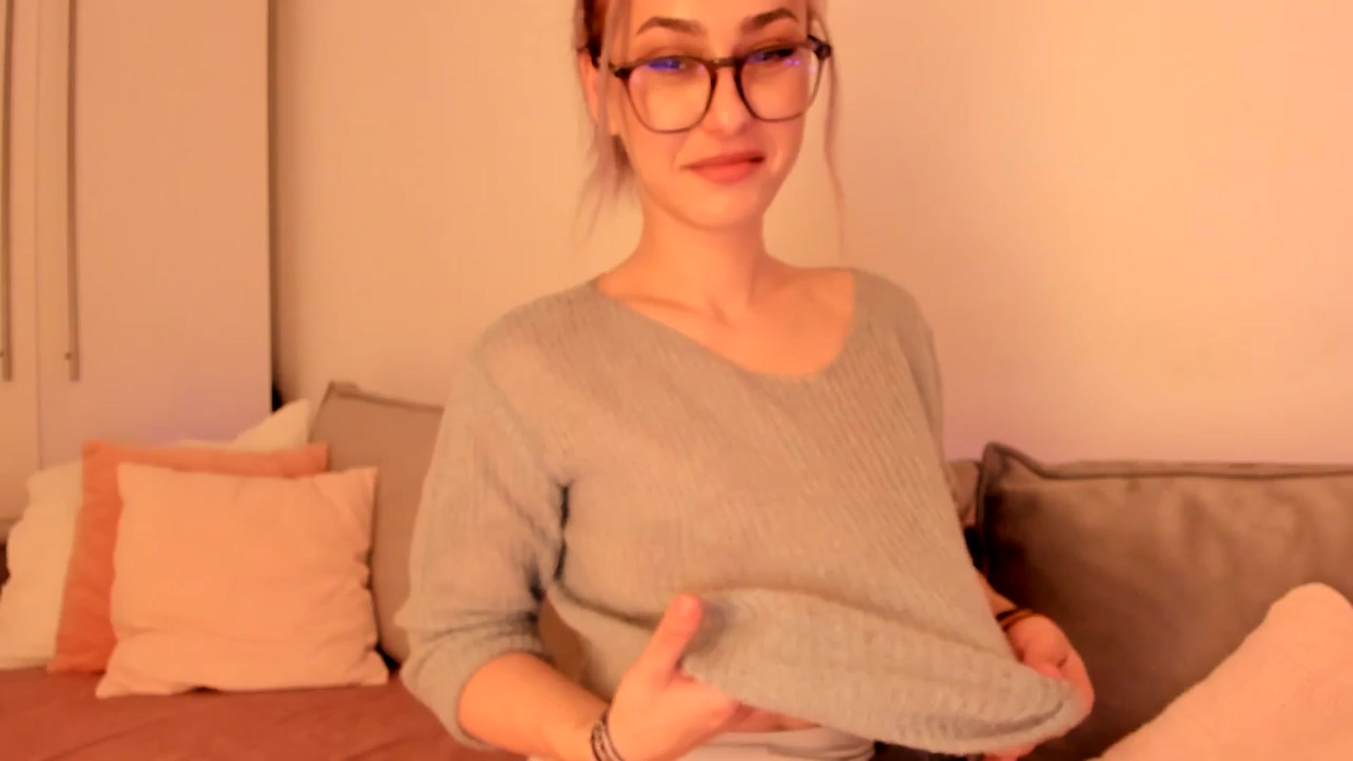 Gallery image thumbnail from Simi__'s myfreecams stream on, 11/26/2024, 18:31 image 11 of 20