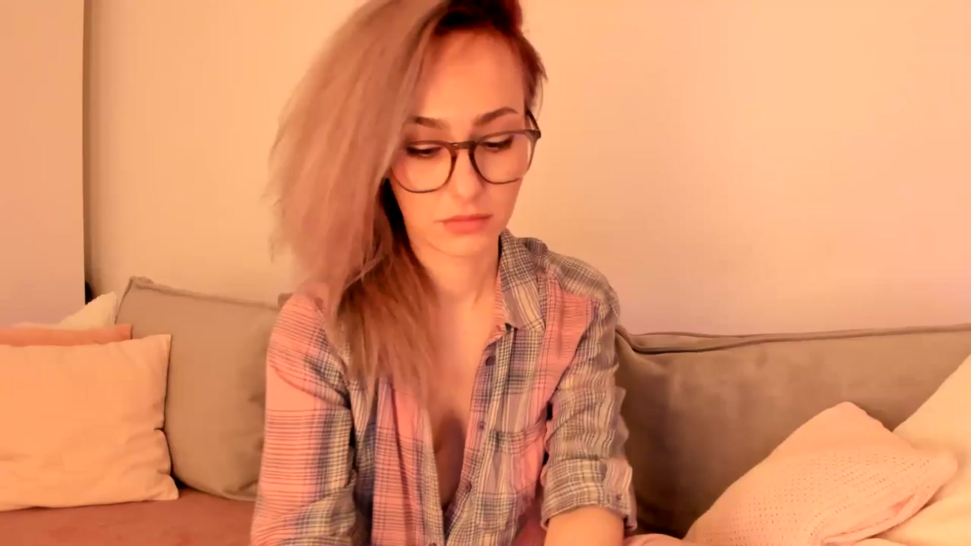 Gallery image thumbnail from Simi__'s myfreecams stream on, 11/27/2024, 19:08 image 17 of 20