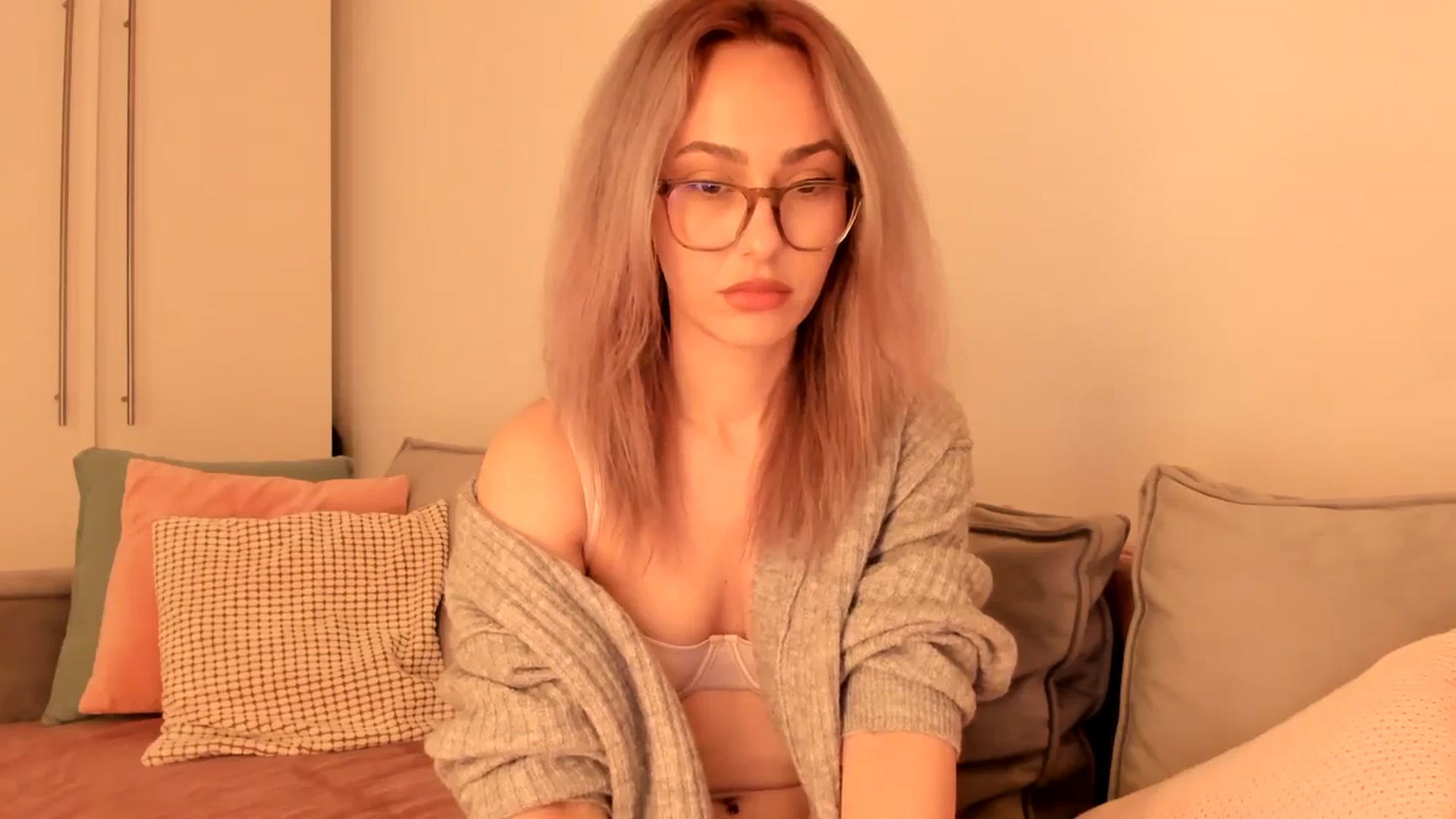 Gallery image thumbnail from Simi__'s myfreecams stream on, 12/05/2024, 17:51 image 10 of 20