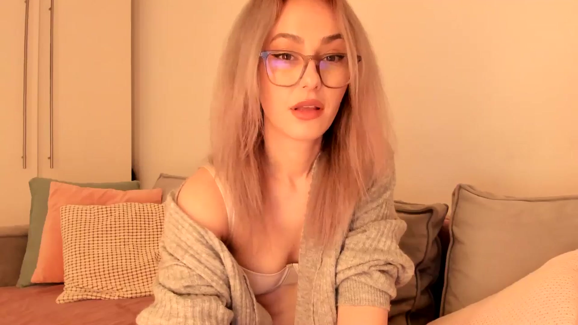 Gallery image thumbnail from Simi__'s myfreecams stream on, 12/05/2024, 17:51 image 11 of 20