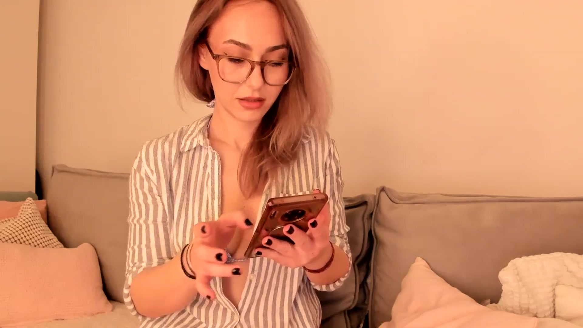 Gallery image thumbnail from Simi__'s myfreecams stream on, 12/09/2024, 16:54 image 6 of 20