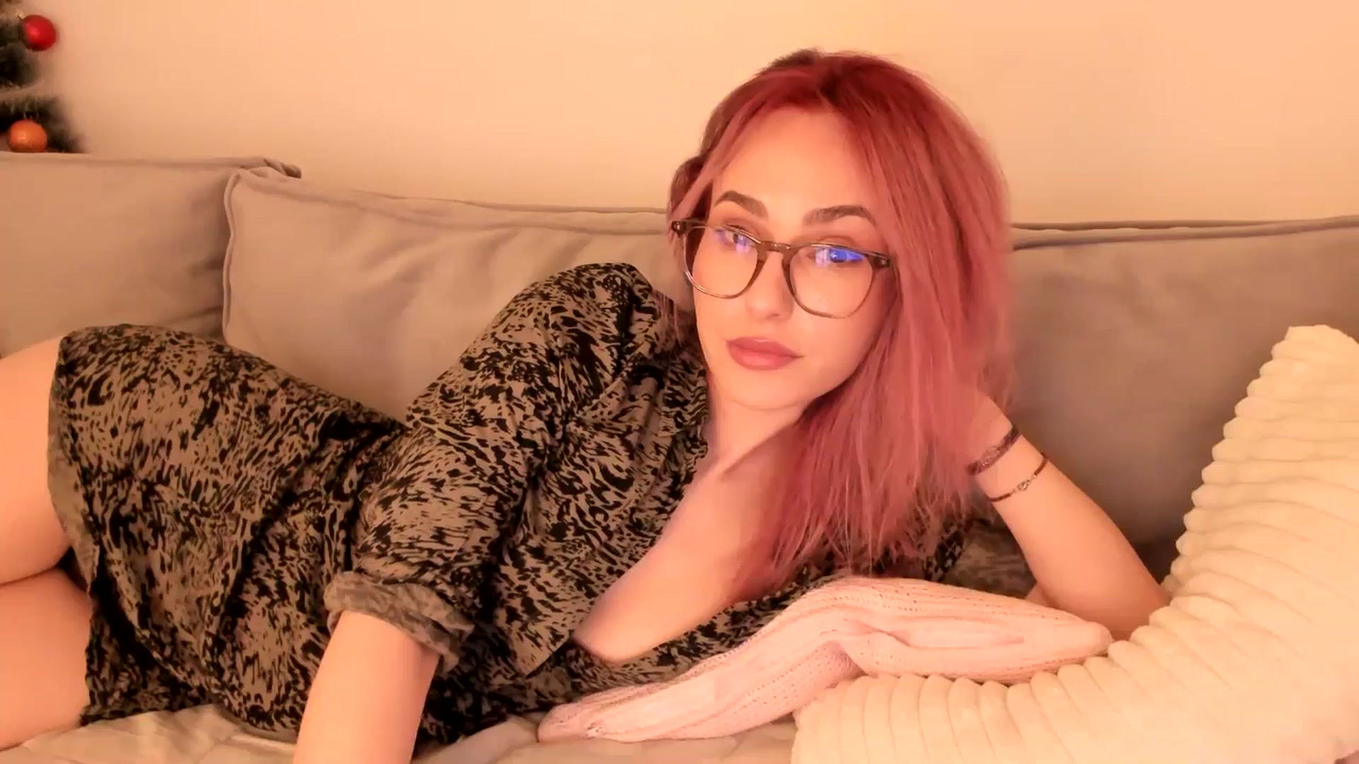 Gallery image thumbnail from Simi__'s myfreecams stream on, 12/29/2024, 18:21 image 18 of 20
