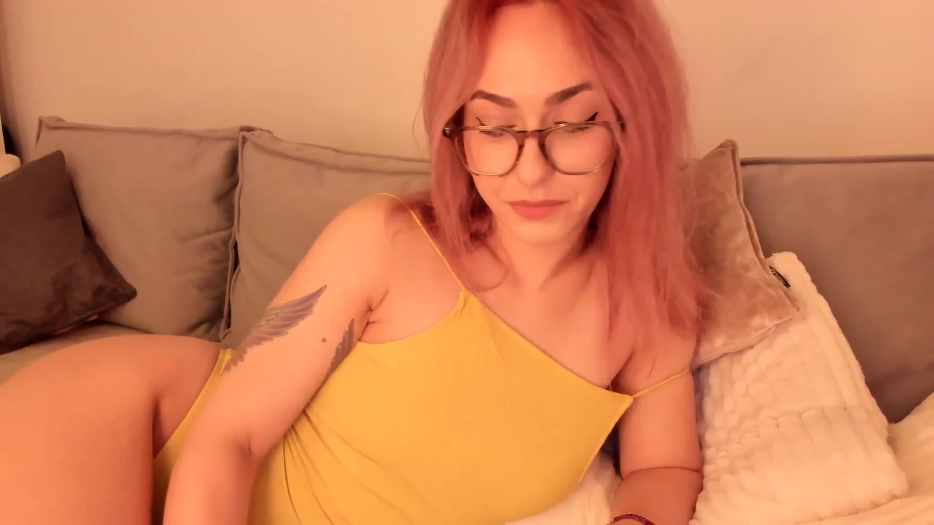 Gallery image thumbnail from Simi__'s myfreecams stream on, 01/10/2025, 19:15 image 7 of 20