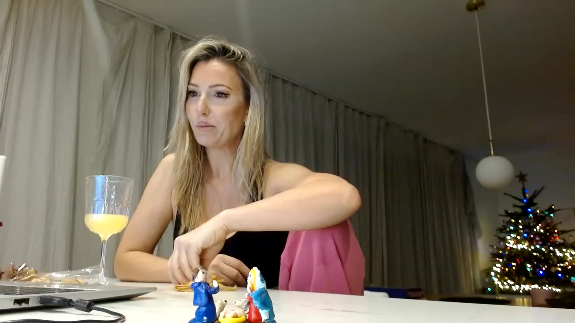 Gallery image thumbnail from Simonka's myfreecams stream on, 12/28/2022, 03:14 image 9 of 20