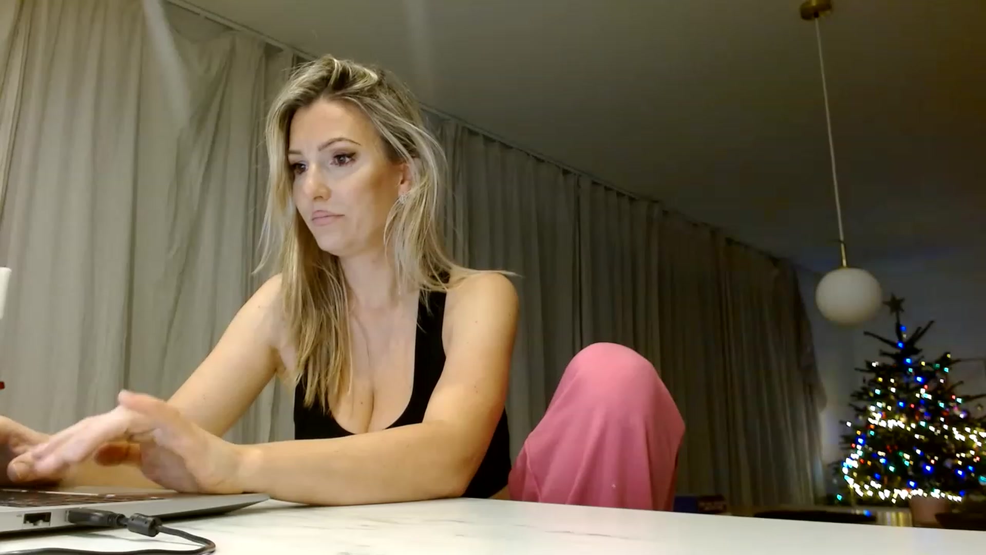 Gallery image thumbnail from Simonka's myfreecams stream on, 12/28/2022, 03:14 image 4 of 20