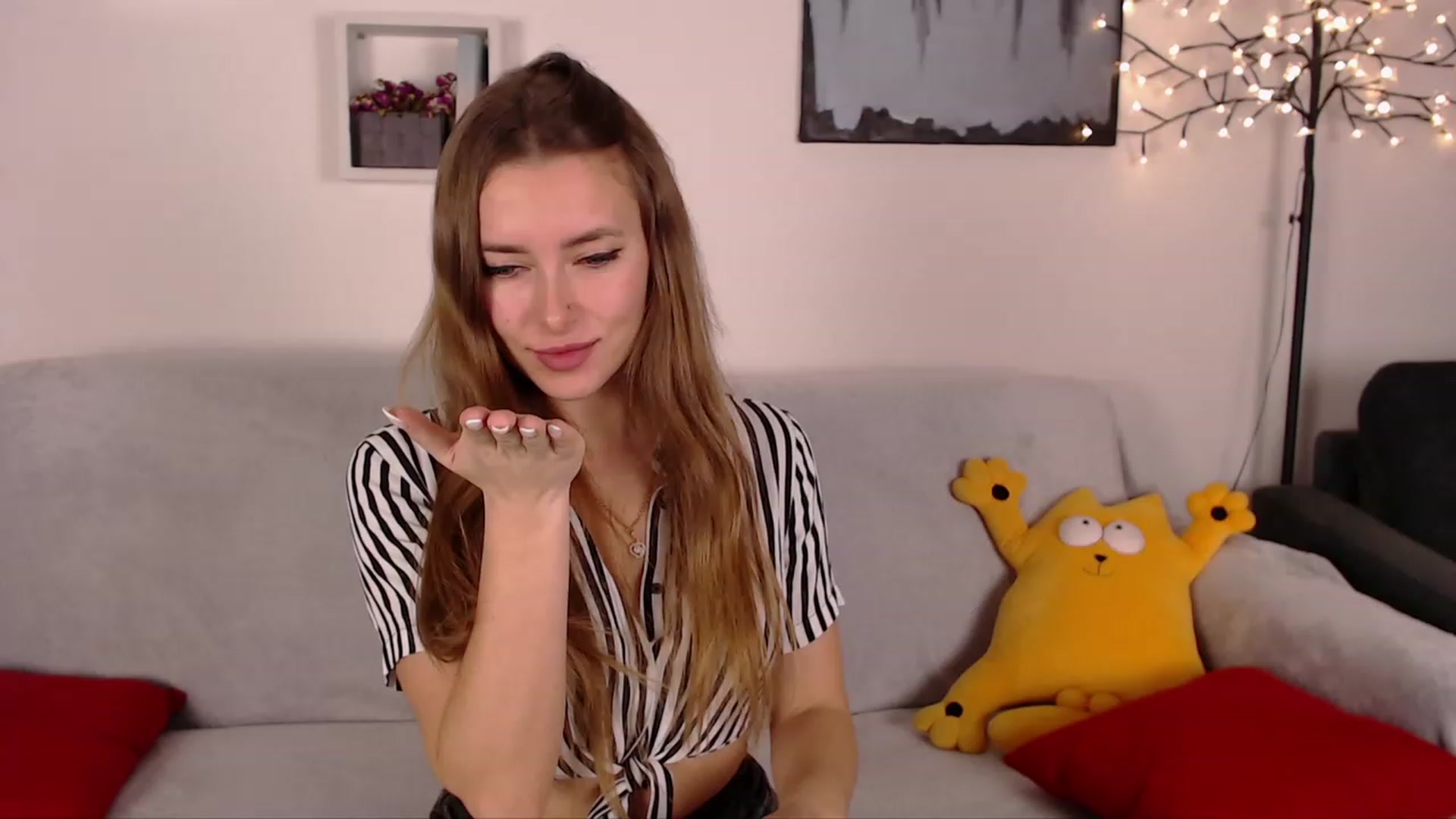 Gallery image thumbnail from SimonsWife's myfreecams stream on, 01/18/2023, 19:10 image 12 of 20