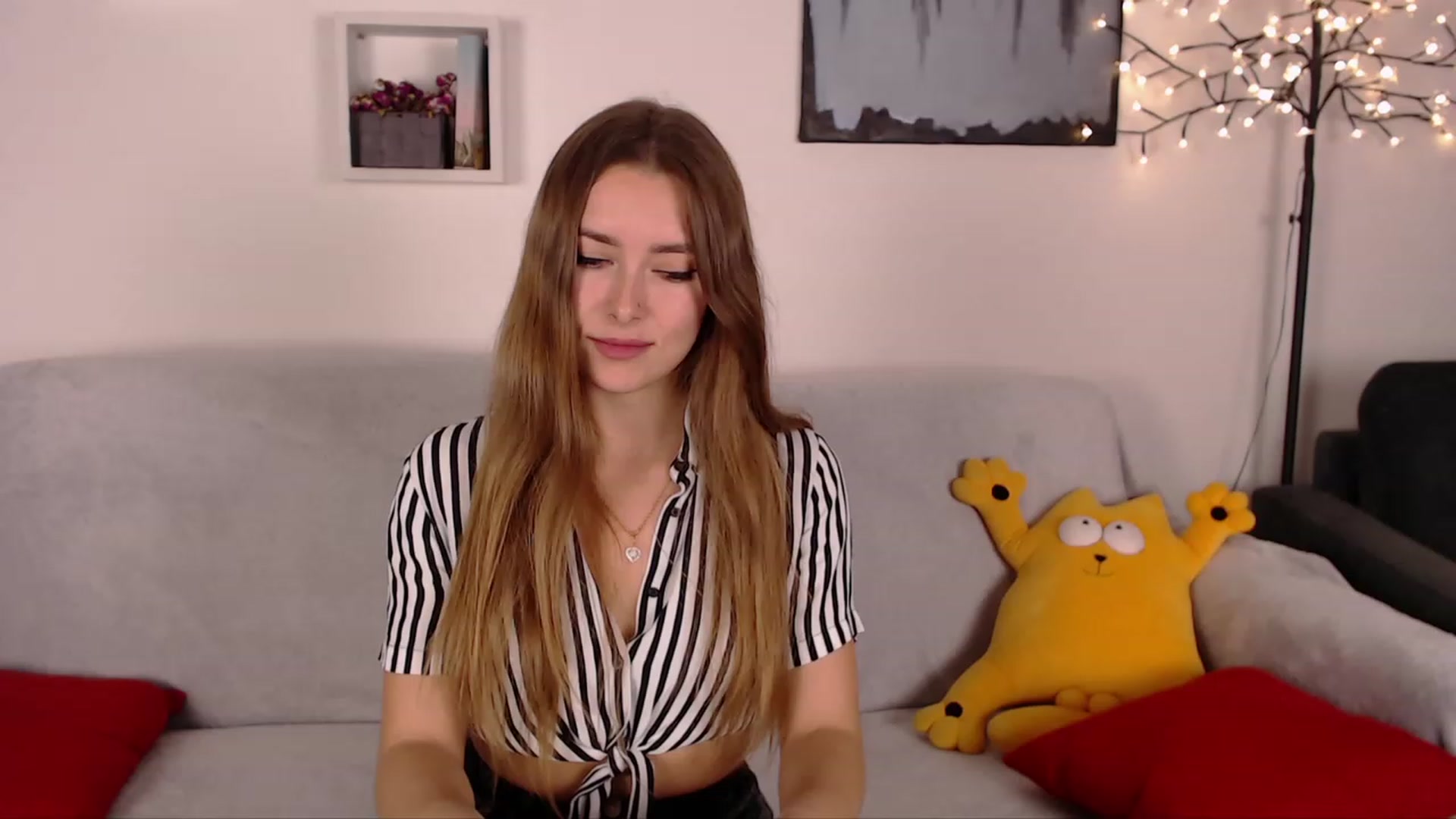 Gallery image thumbnail from SimonsWife's myfreecams stream on, 01/18/2023, 19:10 image 17 of 20