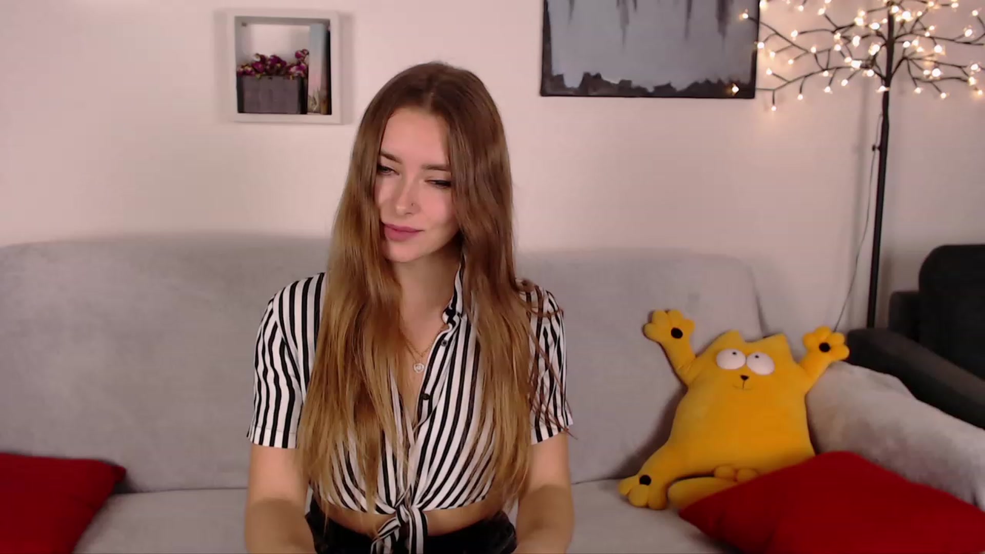 Gallery image thumbnail from SimonsWife's myfreecams stream on, 01/18/2023, 19:10 image 10 of 20