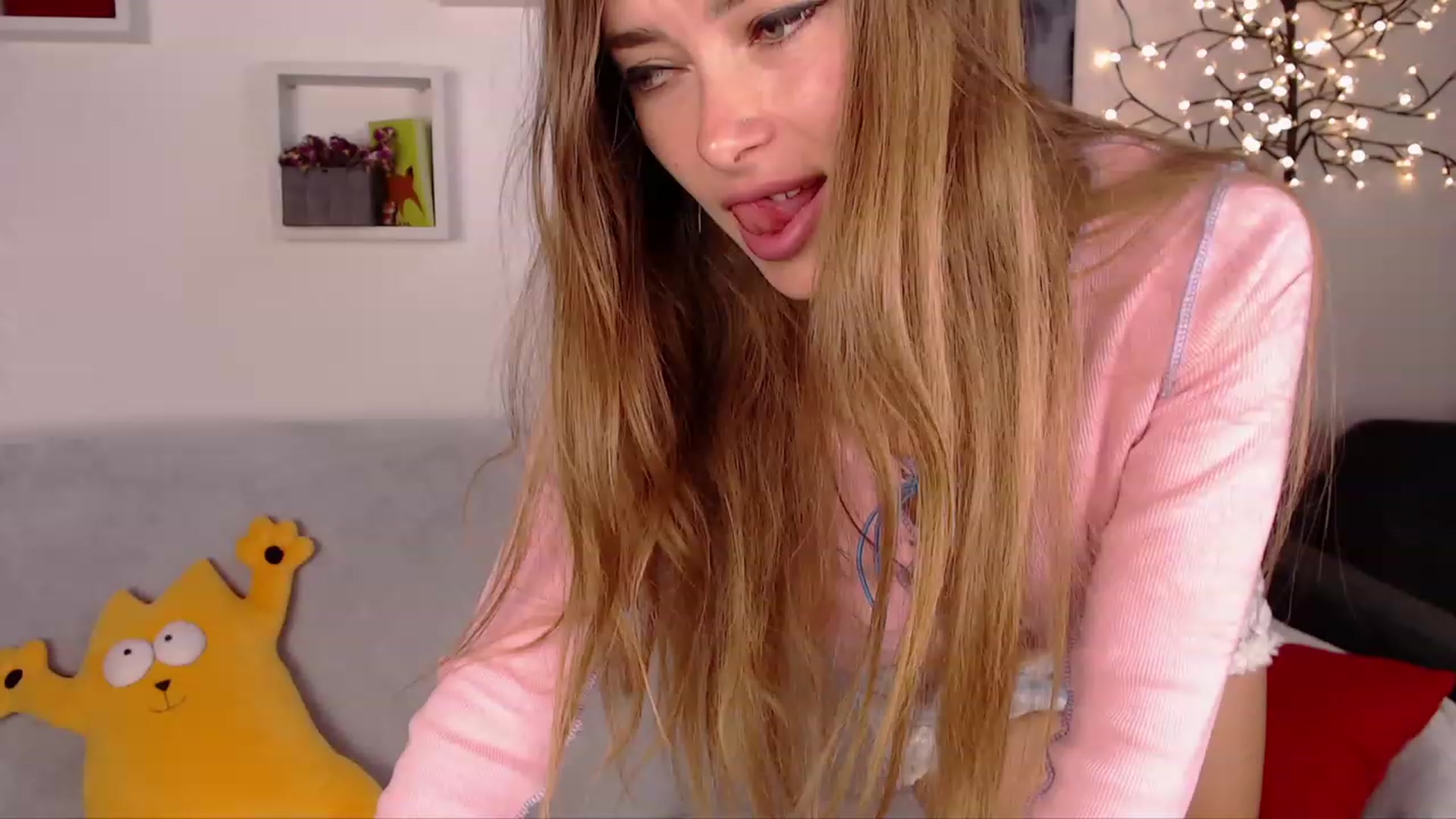 Gallery image thumbnail from SimonsWife's myfreecams stream on, 03/12/2023, 14:16 image 10 of 20