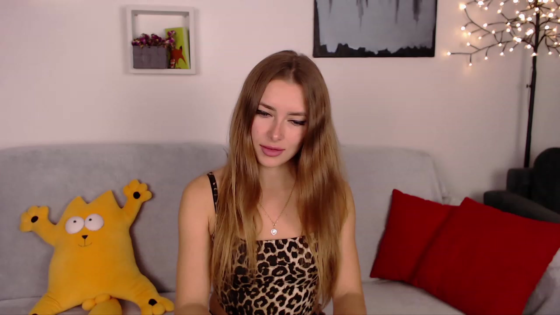 Gallery image thumbnail from SimonsWife's myfreecams stream on, 03/16/2023, 12:38 image 10 of 20
