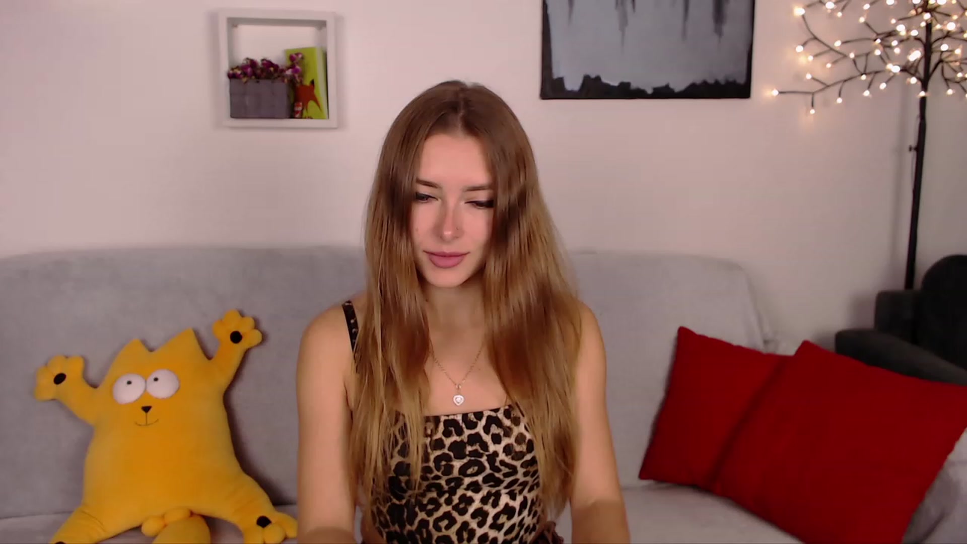 Gallery image thumbnail from SimonsWife's myfreecams stream on, 03/16/2023, 12:38 image 6 of 20