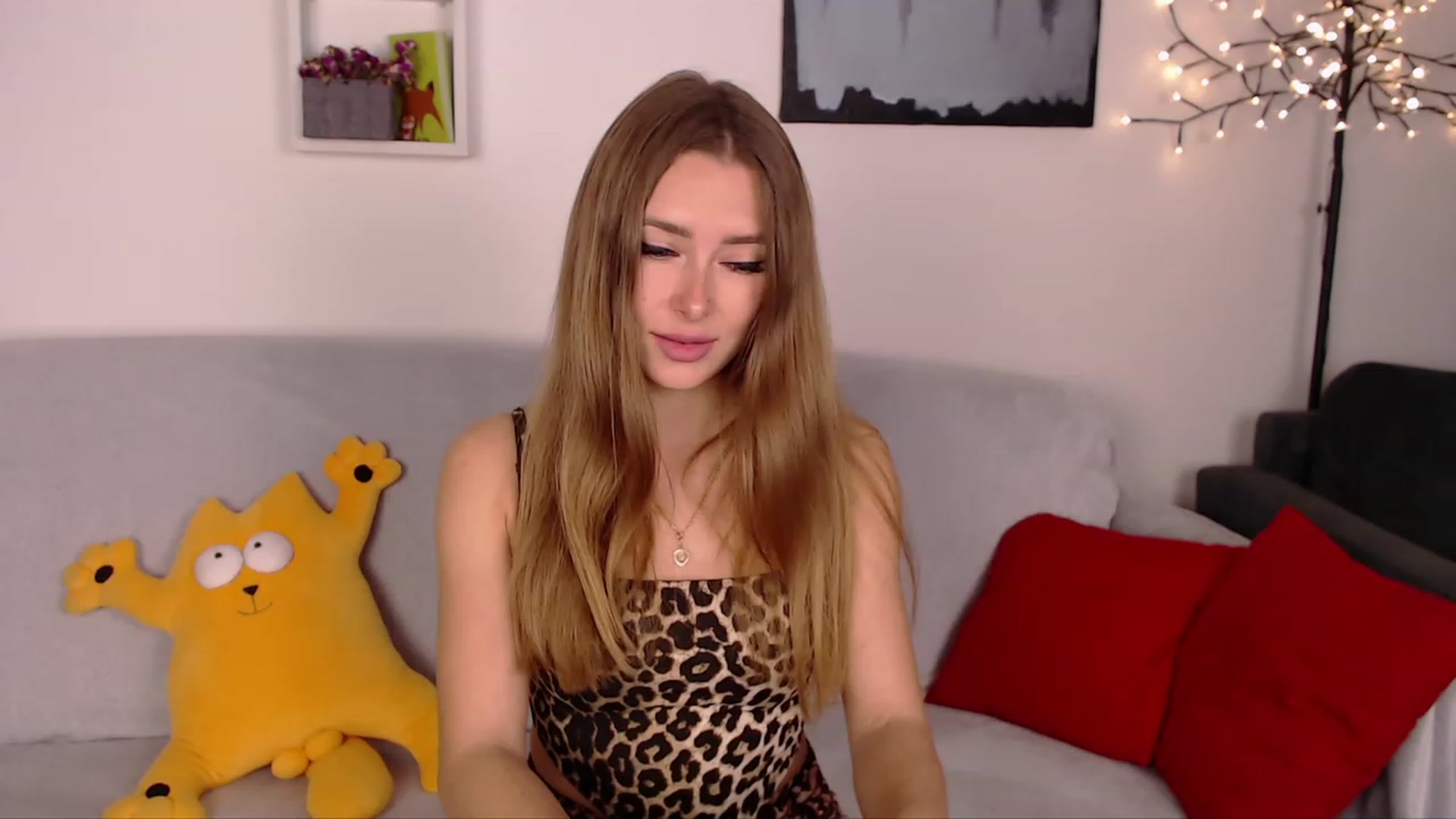 Gallery image thumbnail from SimonsWife's myfreecams stream on, 04/20/2023, 11:38 image 14 of 20