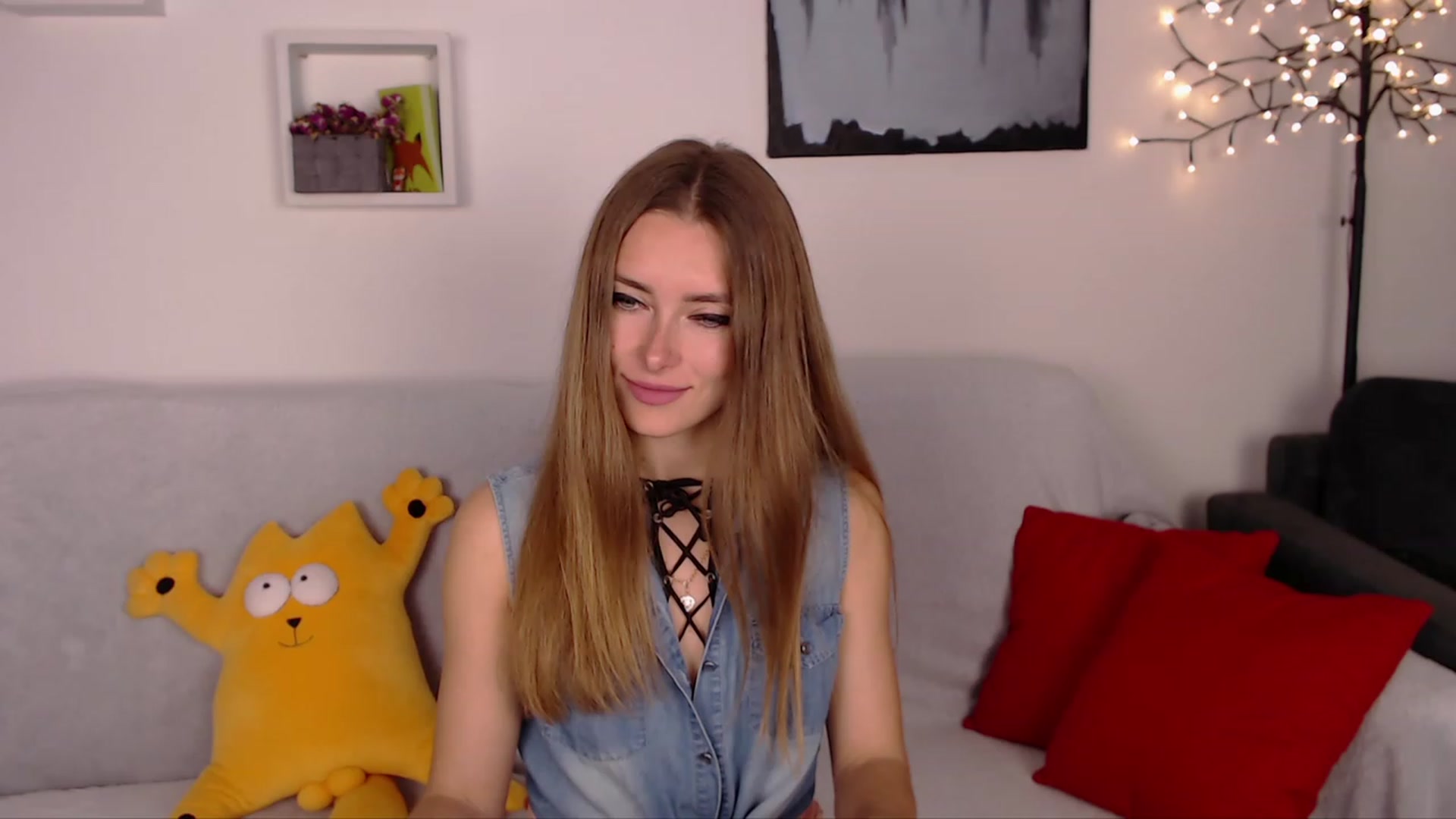Gallery image thumbnail from SimonsWife's myfreecams stream on, 04/26/2023, 16:13 image 3 of 20