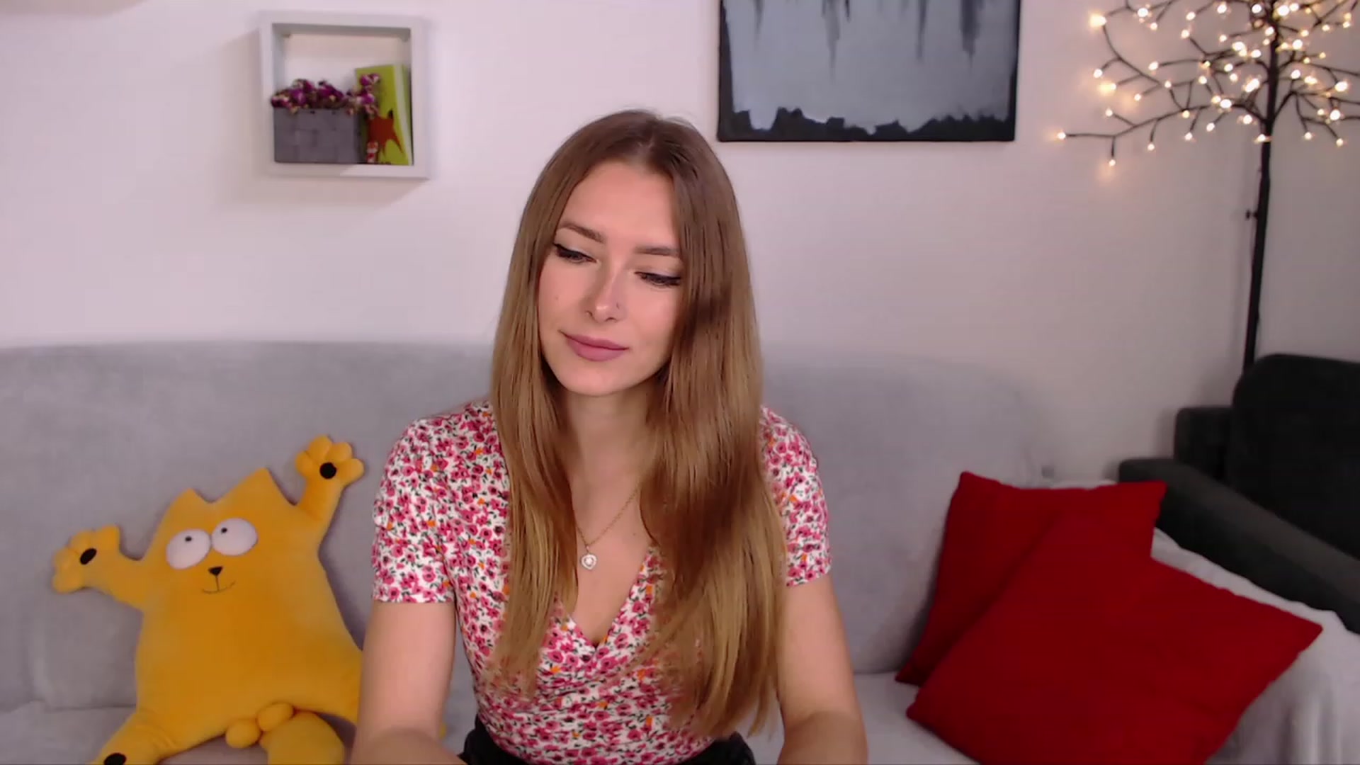 Gallery image thumbnail from SimonsWife's myfreecams stream on, 05/04/2023, 12:39 image 6 of 20