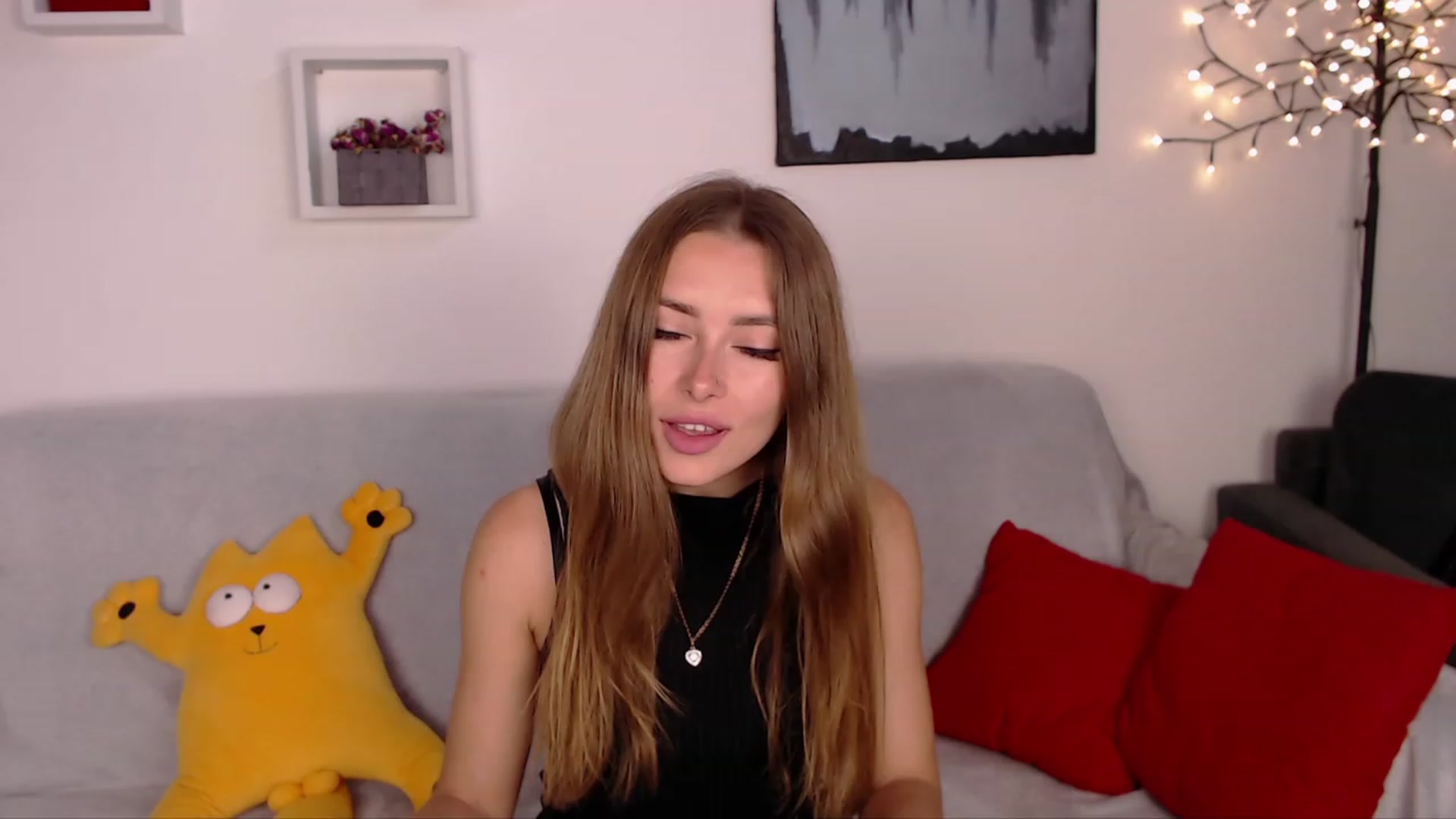 Gallery image thumbnail from SimonsWife's myfreecams stream on, 05/15/2023, 16:19 image 4 of 20