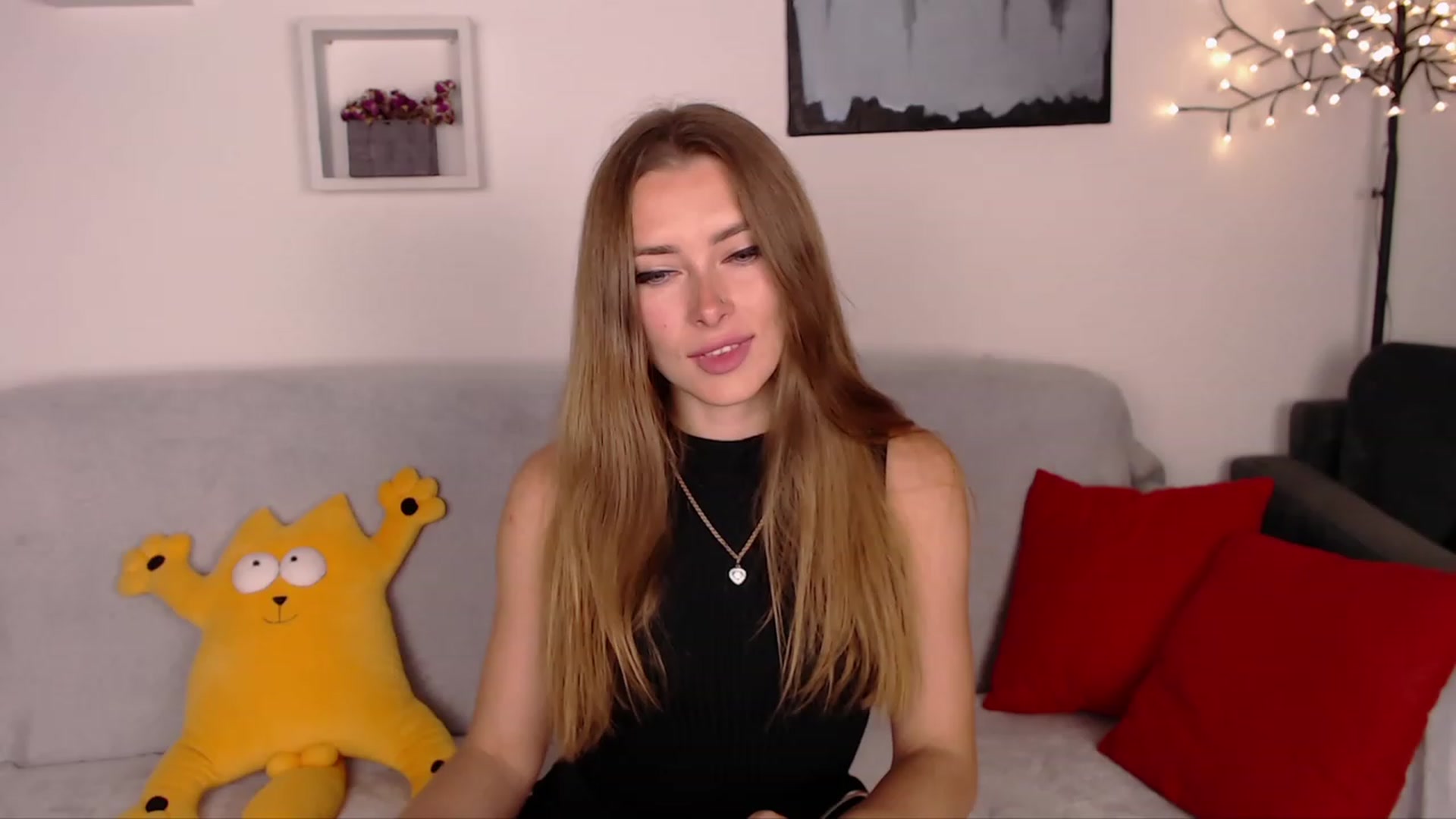 Gallery image thumbnail from SimonsWife's myfreecams stream on, 05/15/2023, 17:25 image 10 of 20