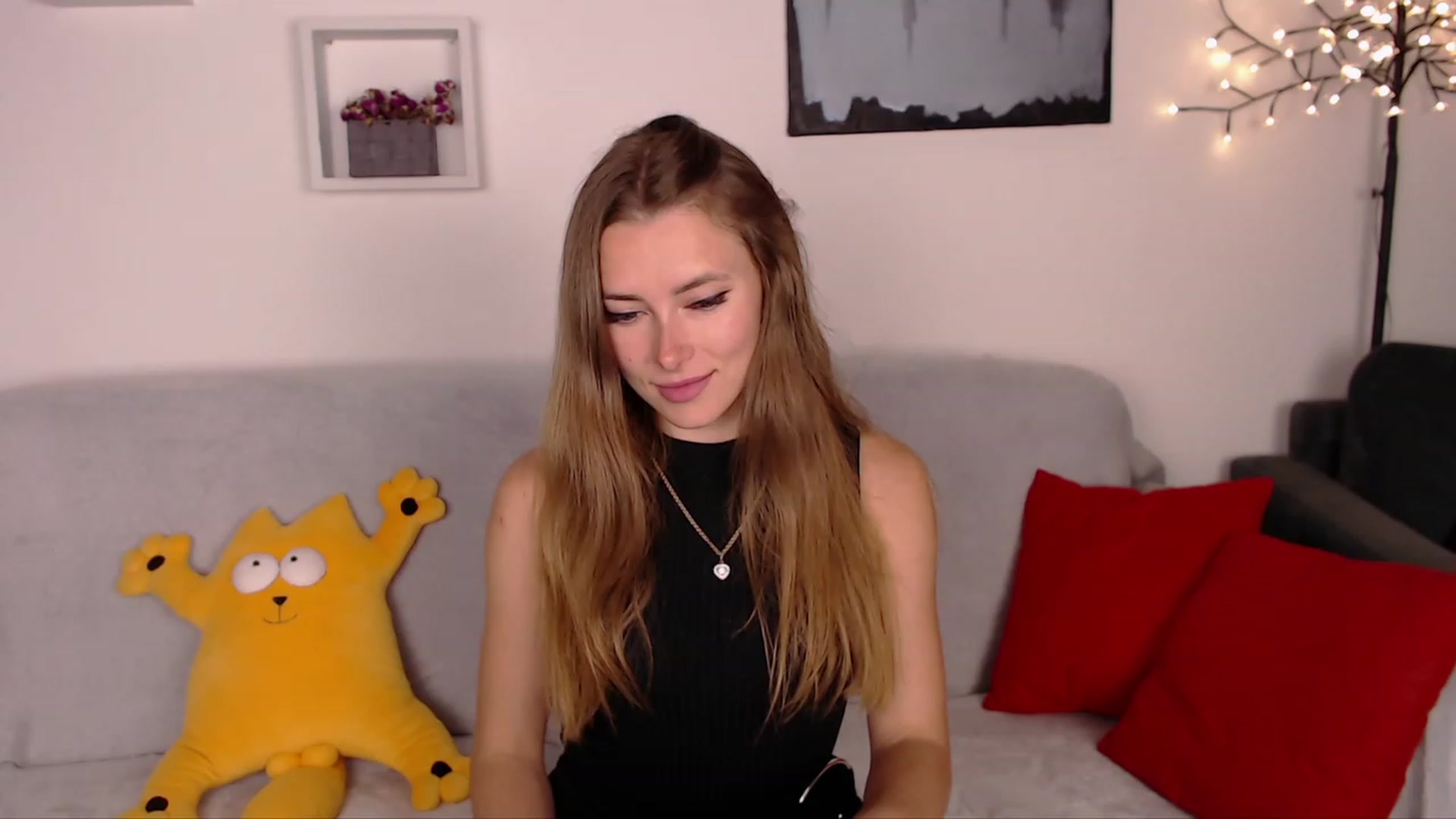 Gallery image thumbnail from SimonsWife's myfreecams stream on, 05/15/2023, 17:25 image 13 of 20
