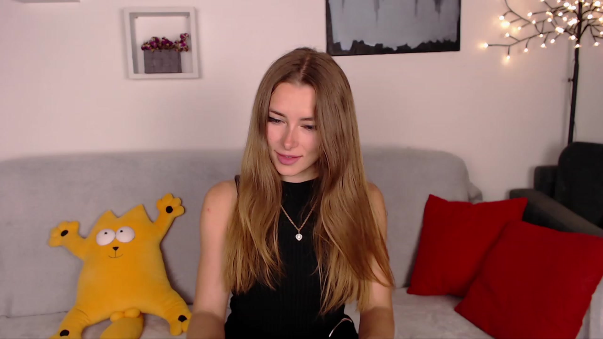 Gallery image thumbnail from SimonsWife's myfreecams stream on, 05/15/2023, 17:25 image 18 of 20