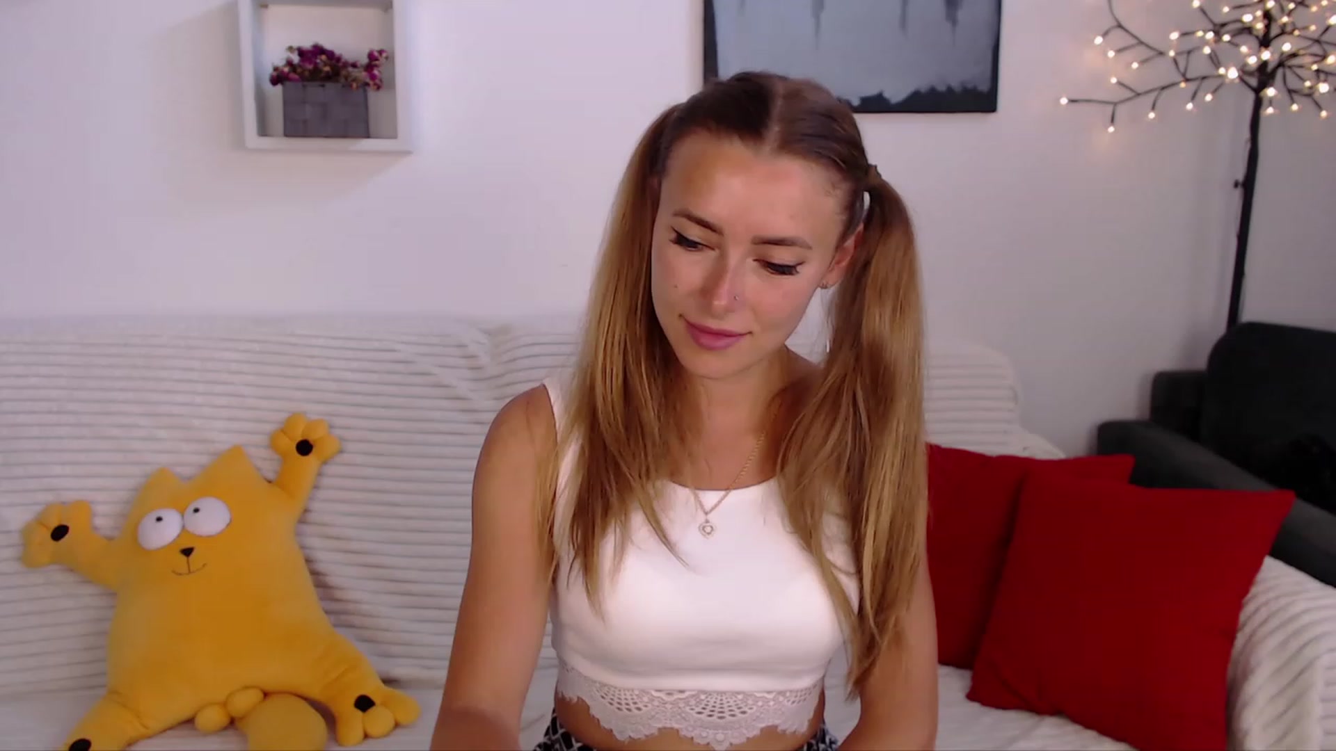 Gallery image thumbnail from SimonsWife's myfreecams stream on, 06/19/2023, 12:10 image 19 of 20