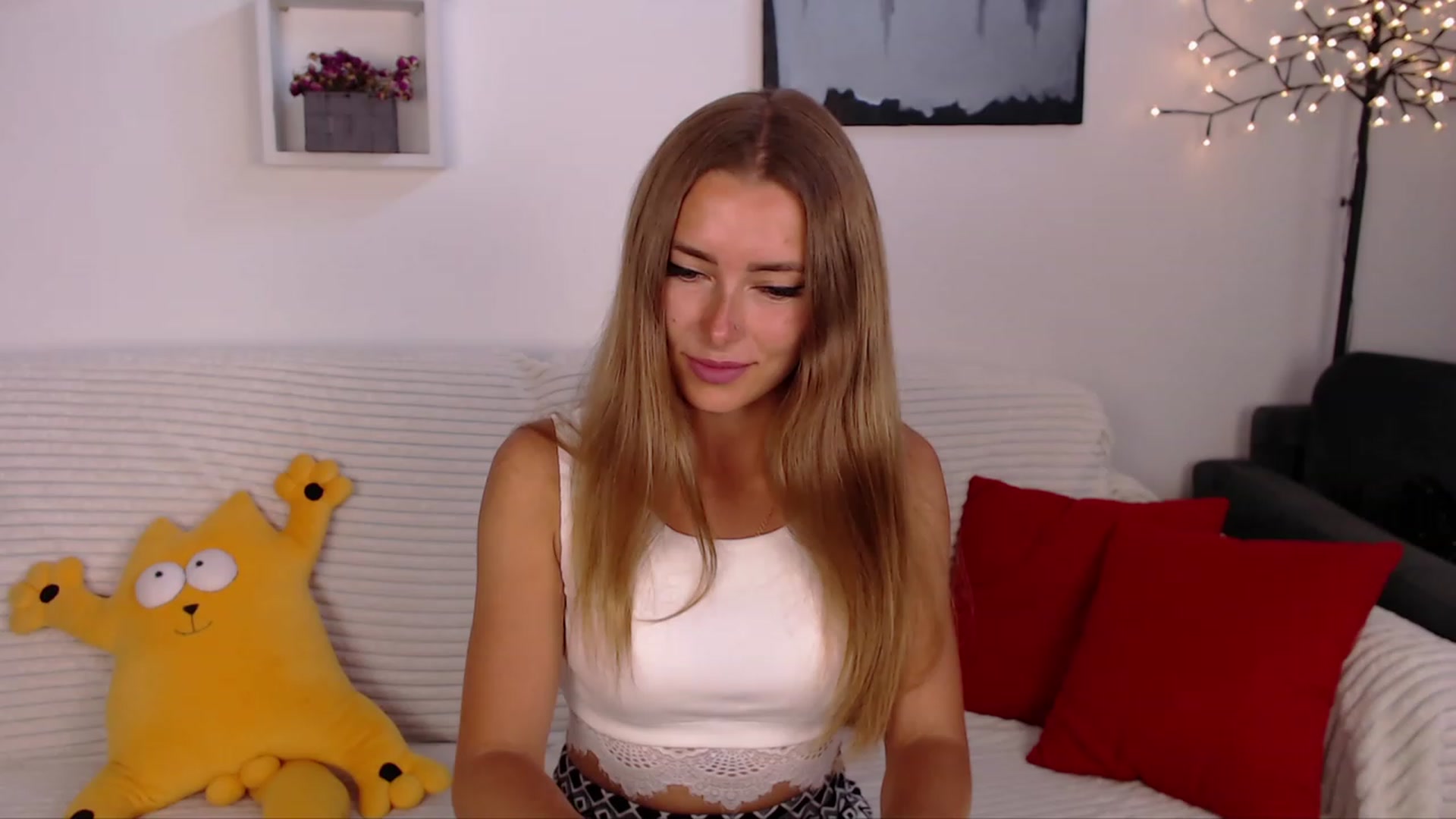 Gallery image thumbnail from SimonsWife's myfreecams stream on, 06/19/2023, 14:31 image 12 of 20