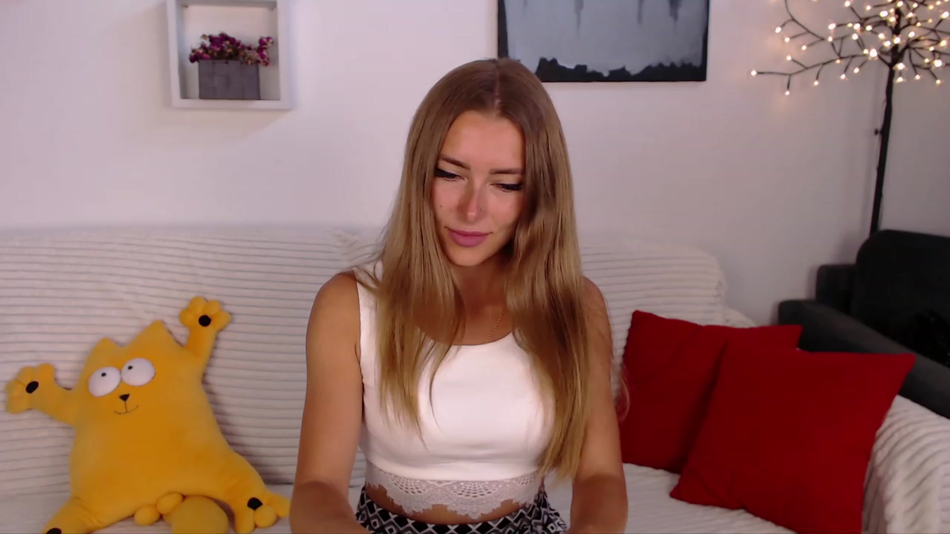 Gallery image thumbnail from SimonsWife's myfreecams stream on, 06/19/2023, 14:31 image 3 of 20
