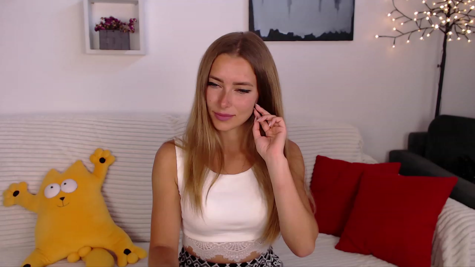 Gallery image thumbnail from SimonsWife's myfreecams stream on, 06/19/2023, 14:31 image 9 of 20
