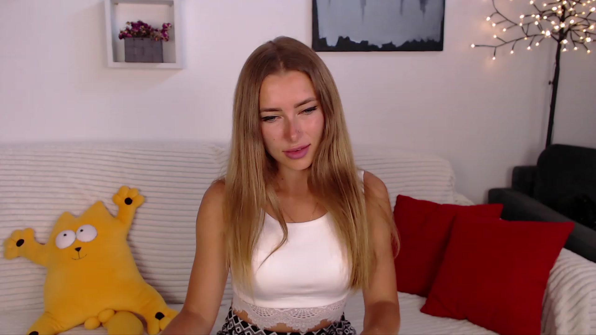 Gallery image thumbnail from SimonsWife's myfreecams stream on, 06/19/2023, 14:31 image 4 of 20