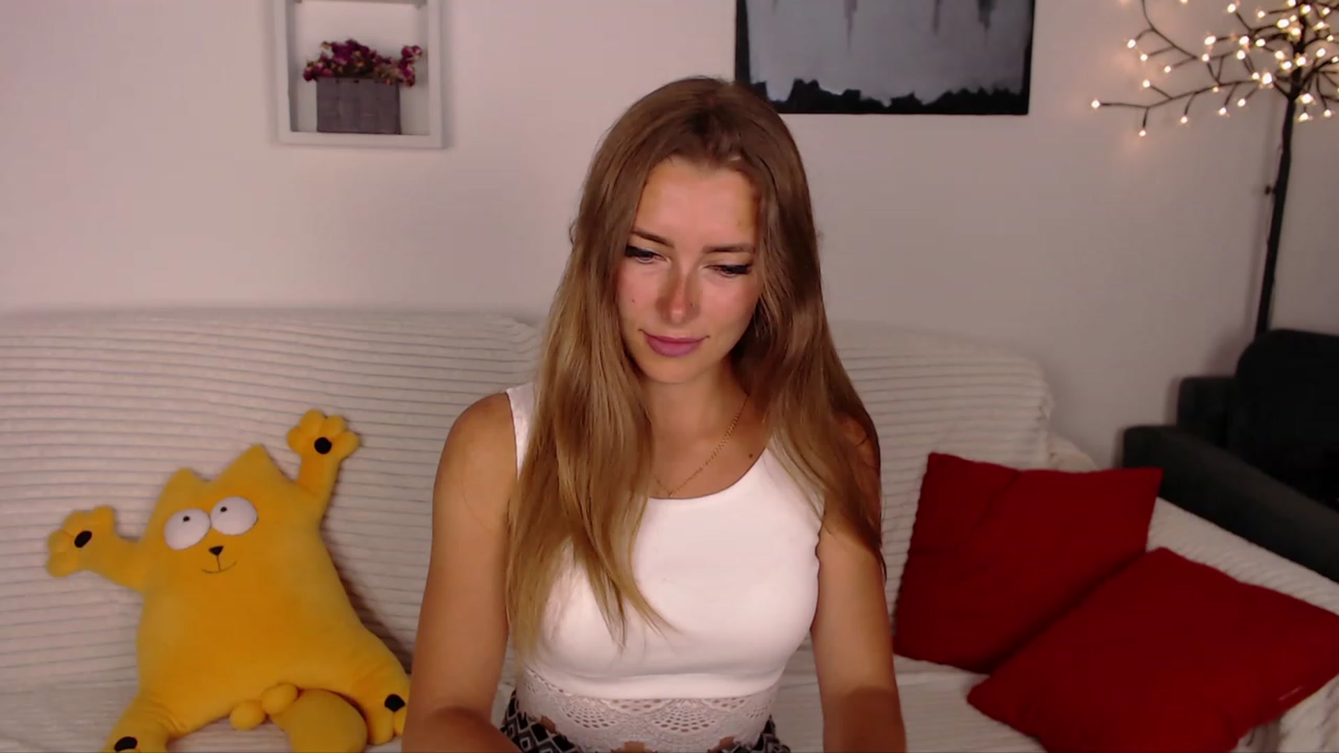 Gallery image thumbnail from SimonsWife's myfreecams stream on, 06/19/2023, 17:53 image 5 of 20