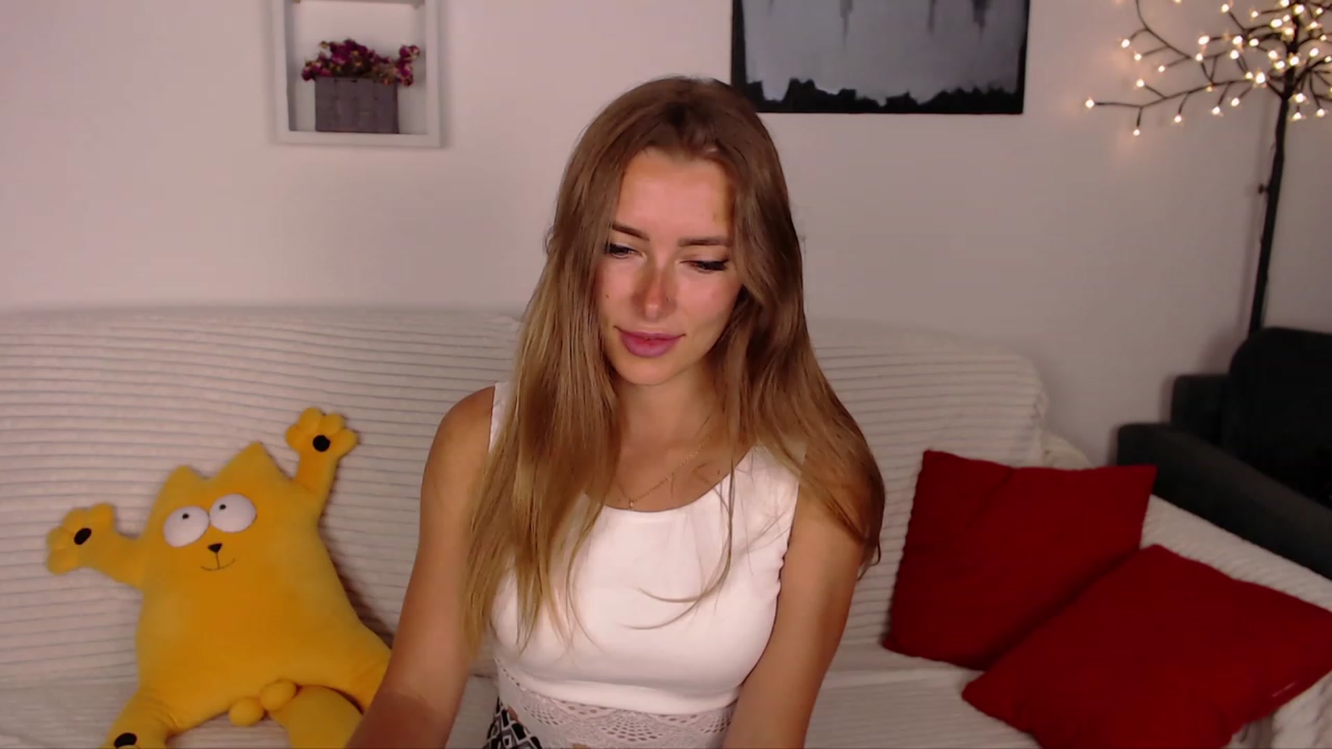Gallery image thumbnail from SimonsWife's myfreecams stream on, 06/19/2023, 17:53 image 6 of 20