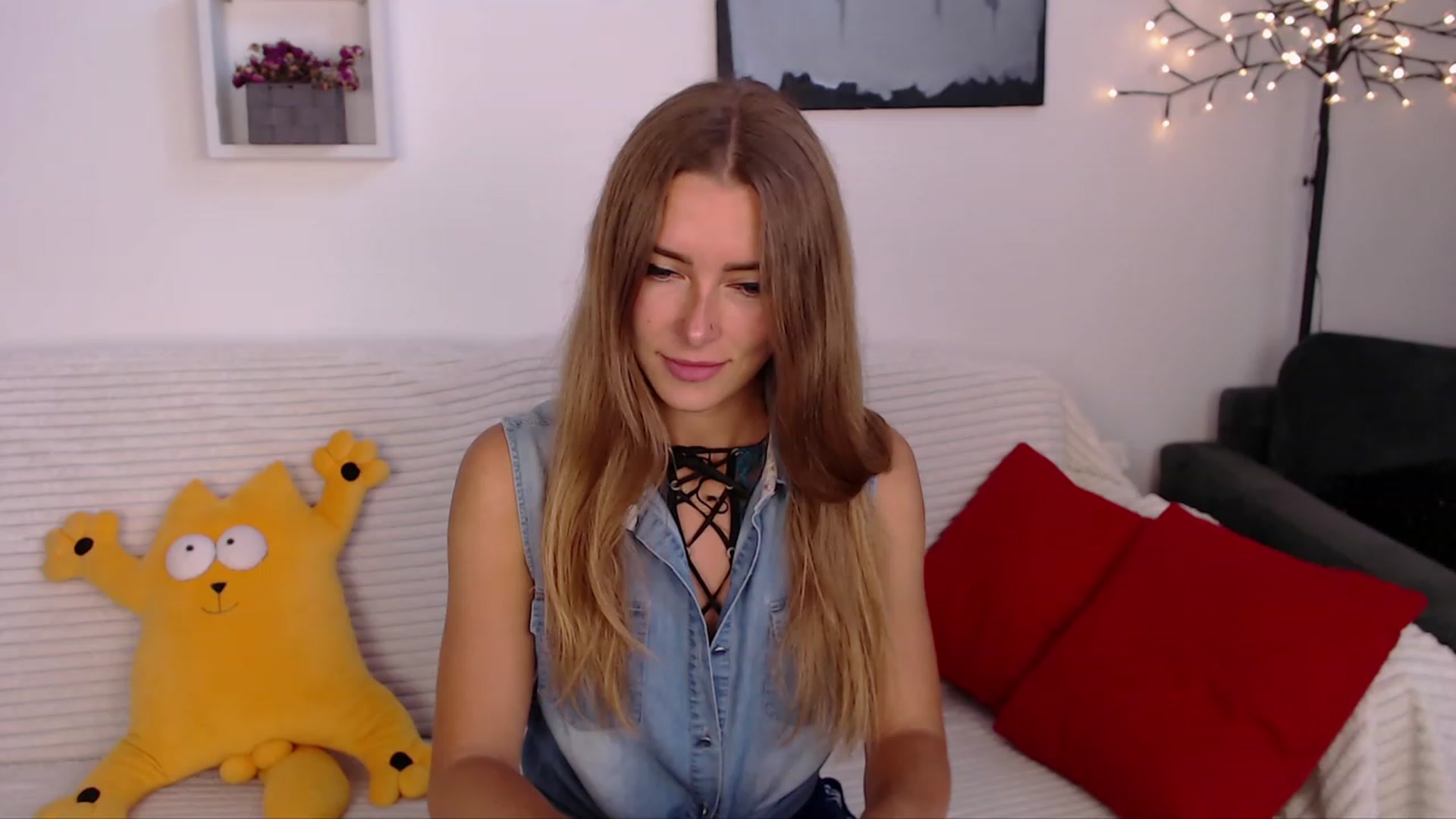 Gallery image thumbnail from SimonsWife's myfreecams stream on, 06/21/2023, 13:36 image 1 of 20