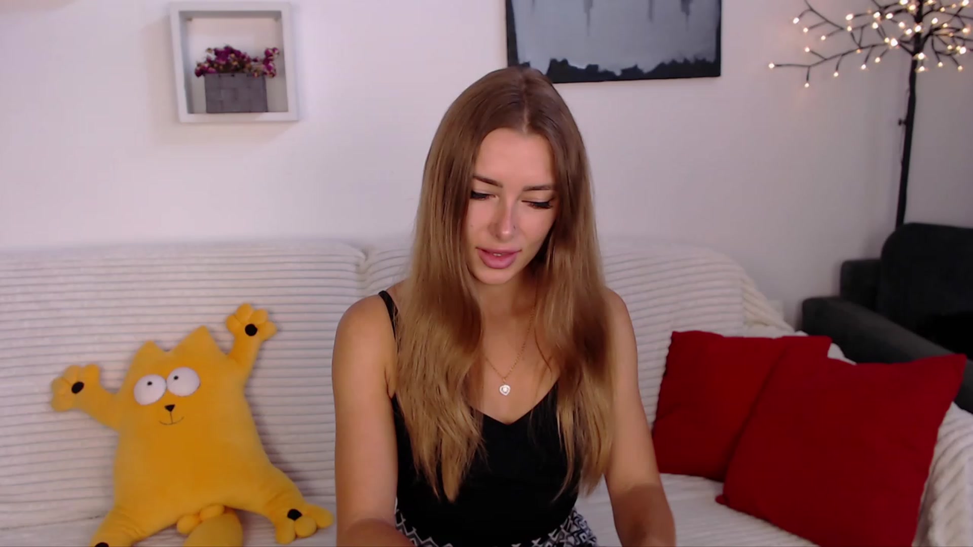 Gallery image thumbnail from SimonsWife's myfreecams stream on, 06/22/2023, 11:16 image 8 of 20