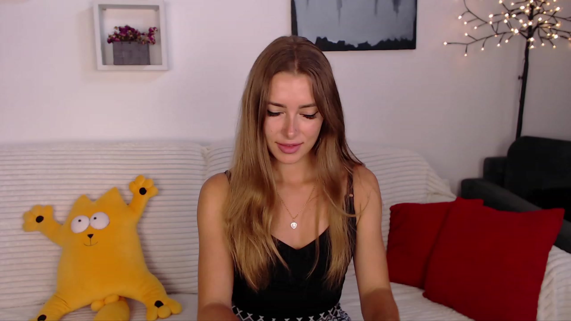 Gallery image thumbnail from SimonsWife's myfreecams stream on, 06/22/2023, 14:34 image 7 of 20