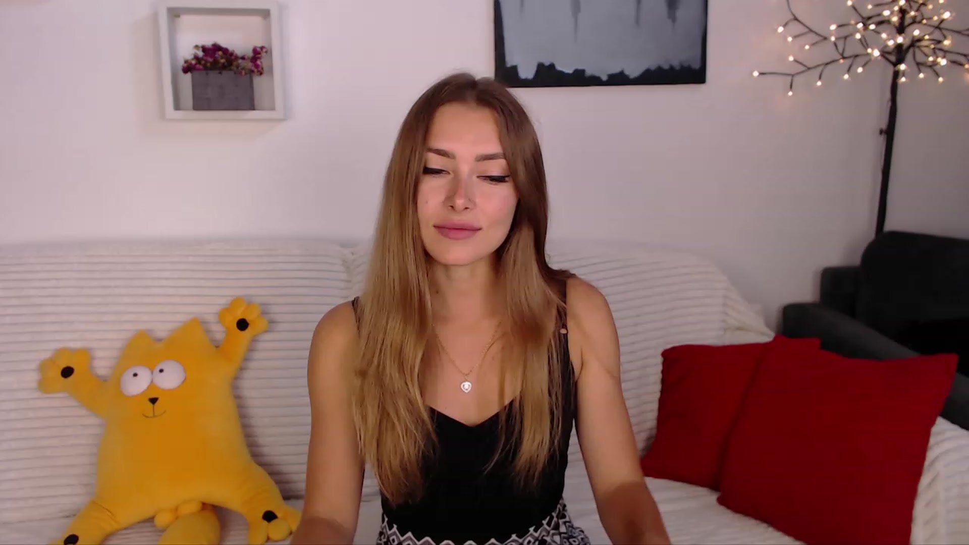Gallery image thumbnail from SimonsWife's myfreecams stream on, 06/22/2023, 14:34 image 10 of 20