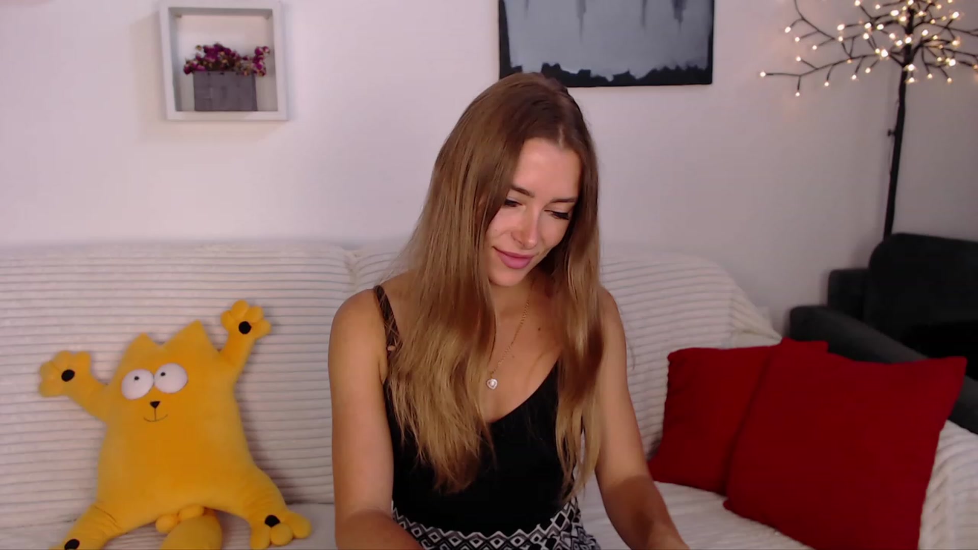 Gallery image thumbnail from SimonsWife's myfreecams stream on, 06/22/2023, 14:34 image 2 of 20