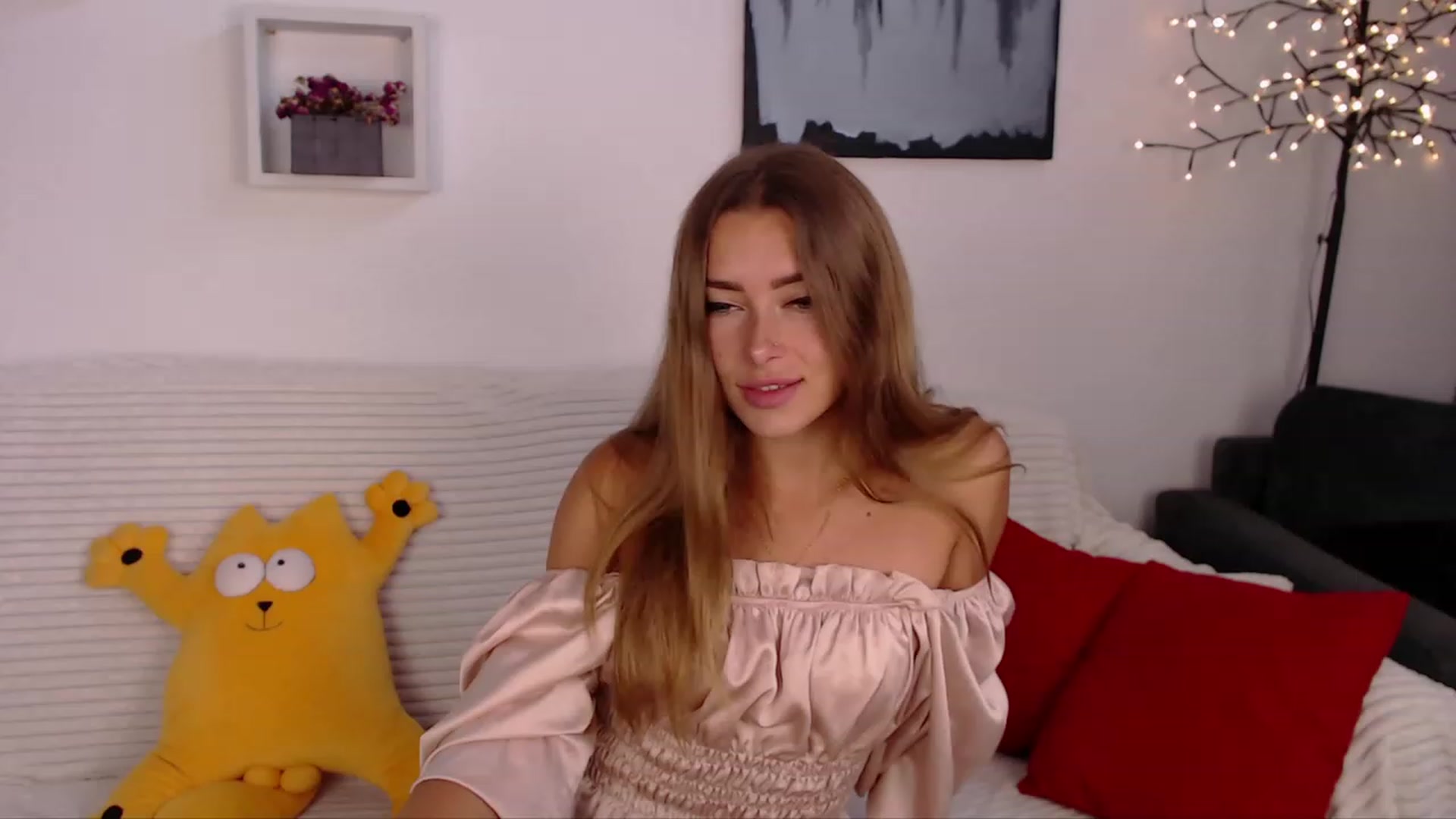 Gallery image thumbnail from SimonsWife's myfreecams stream on, 07/03/2023, 11:57 image 4 of 20