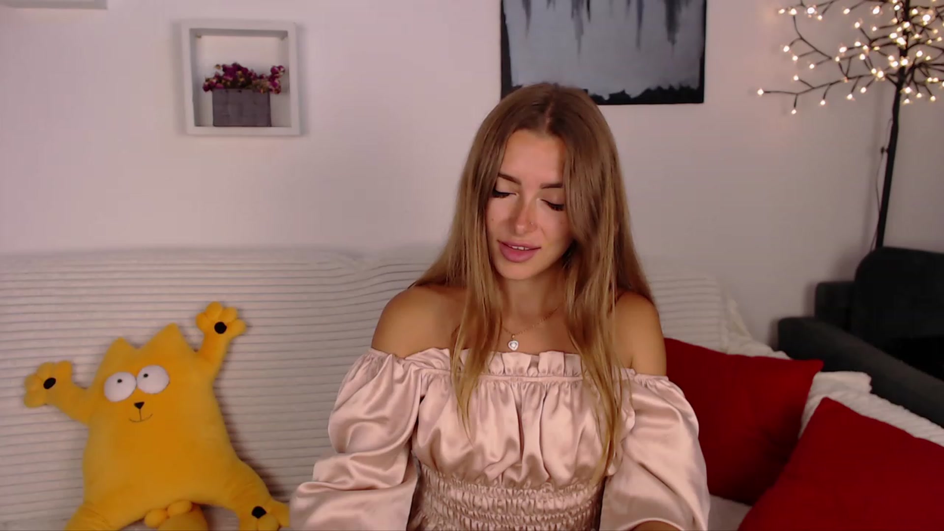 Gallery image thumbnail from SimonsWife's myfreecams stream on, 07/03/2023, 18:25 image 4 of 20