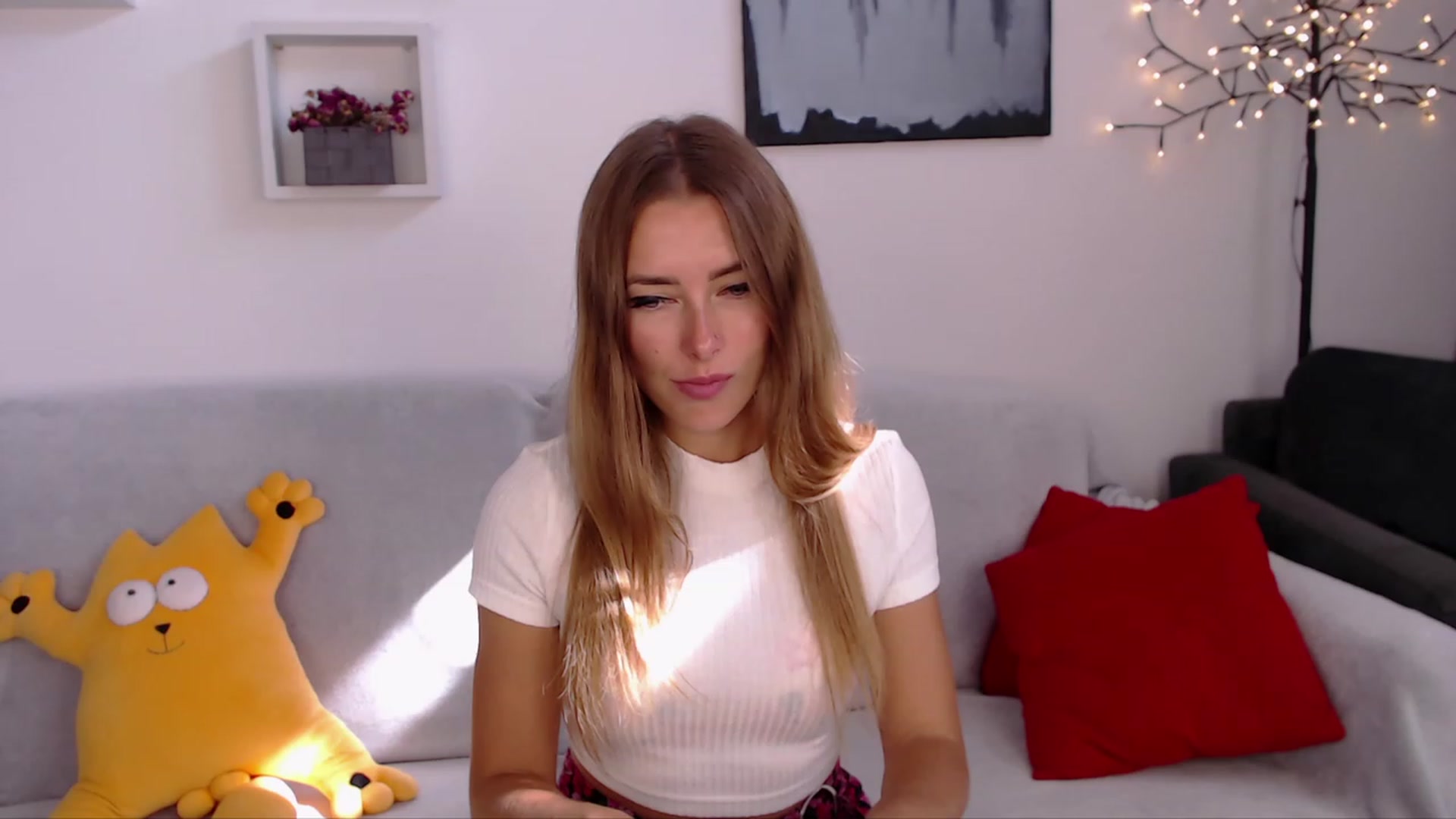 Gallery image thumbnail from SimonsWife's myfreecams stream on, 09/18/2023, 11:27 image 1 of 20