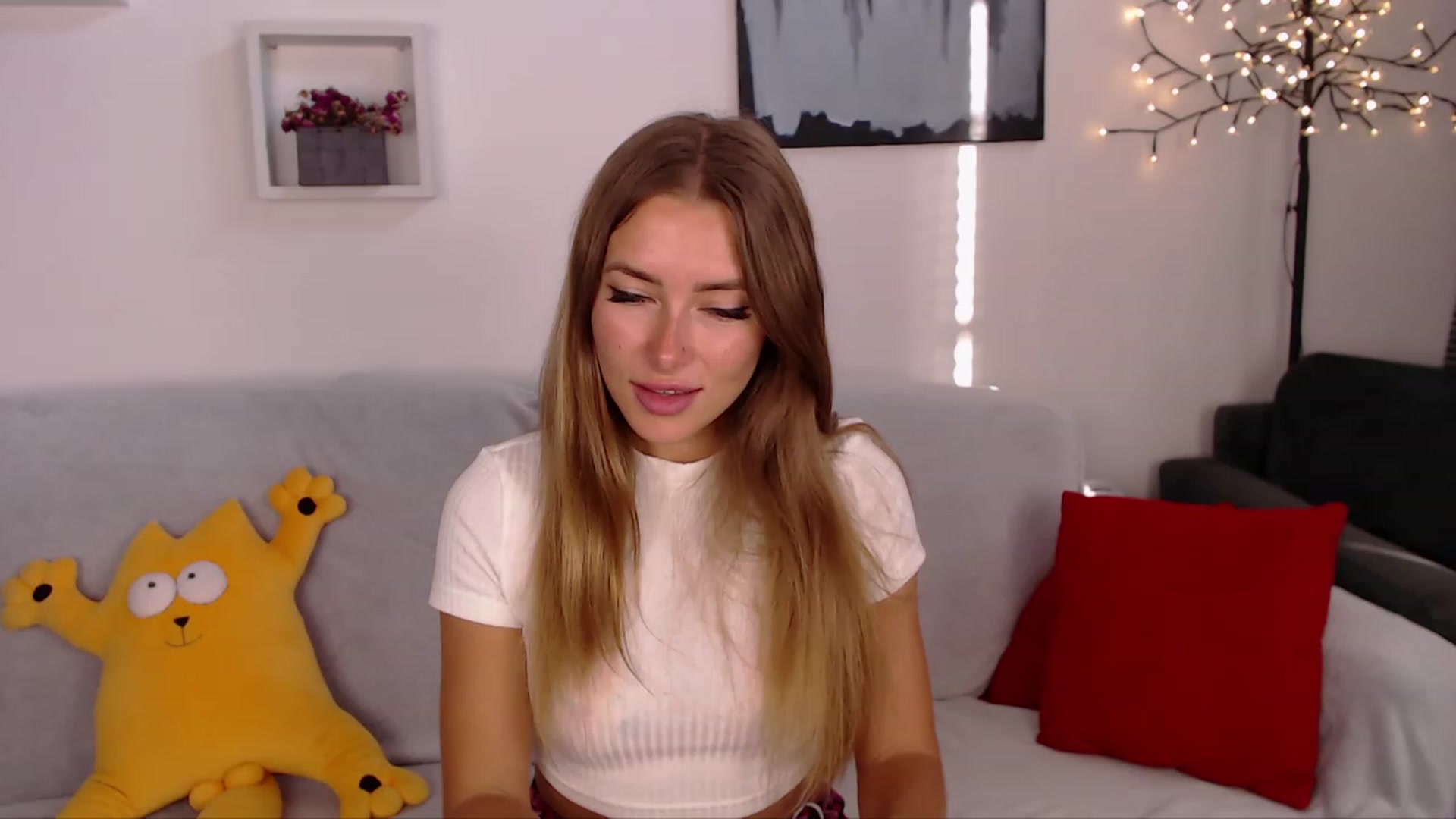 Gallery image thumbnail from SimonsWife's myfreecams stream on, 09/18/2023, 14:53 image 14 of 20