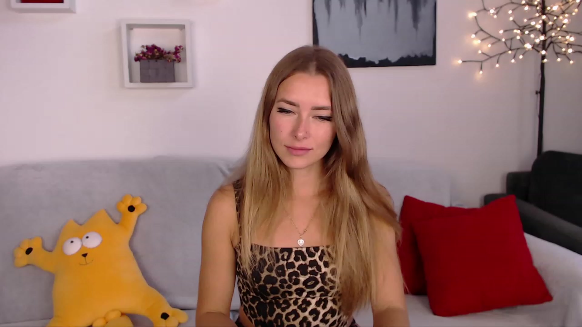 Gallery image thumbnail from SimonsWife's myfreecams stream on, 09/20/2023, 11:49 image 12 of 20