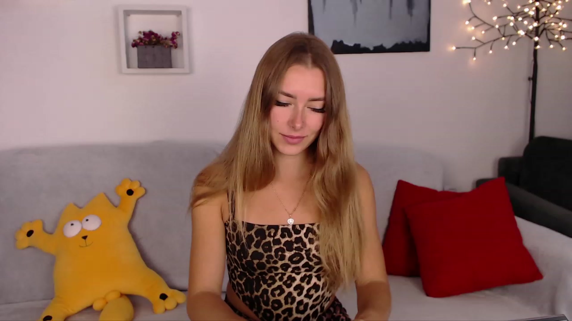 Gallery image thumbnail from SimonsWife's myfreecams stream on, 09/20/2023, 11:49 image 4 of 20