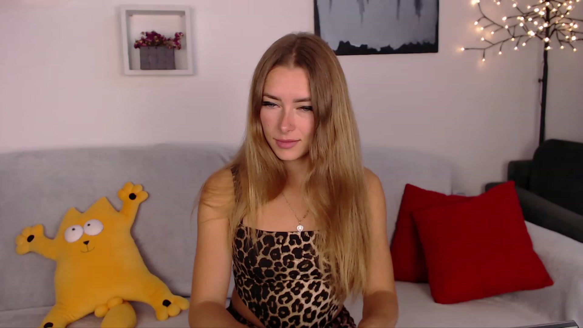 Gallery image thumbnail from SimonsWife's myfreecams stream on, 09/20/2023, 11:49 image 5 of 20