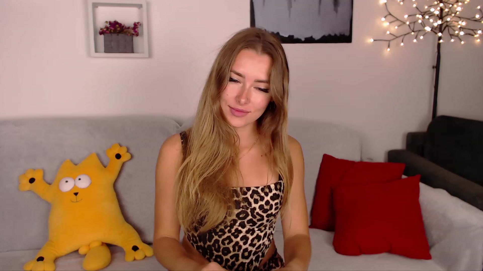 Gallery image thumbnail from SimonsWife's myfreecams stream on, 09/20/2023, 16:04 image 17 of 20