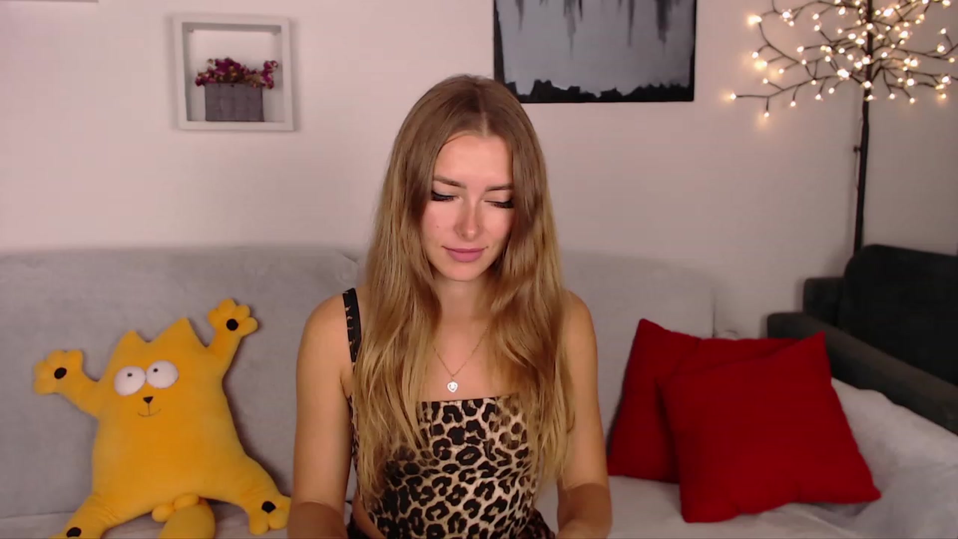 Gallery image thumbnail from SimonsWife's myfreecams stream on, 09/20/2023, 16:04 image 2 of 20