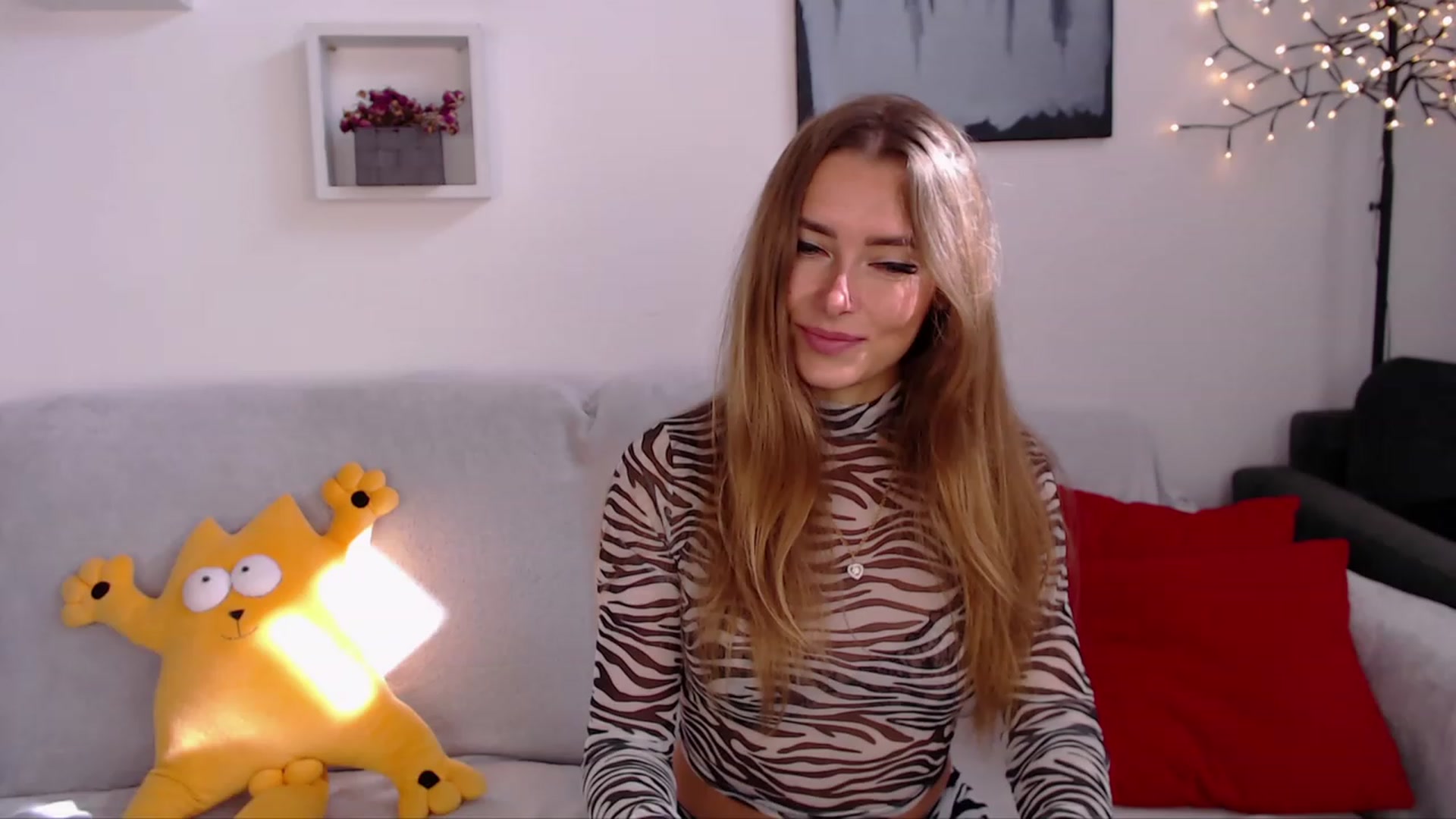 Gallery image thumbnail from SimonsWife's myfreecams stream on, 09/25/2023, 11:15 image 18 of 20