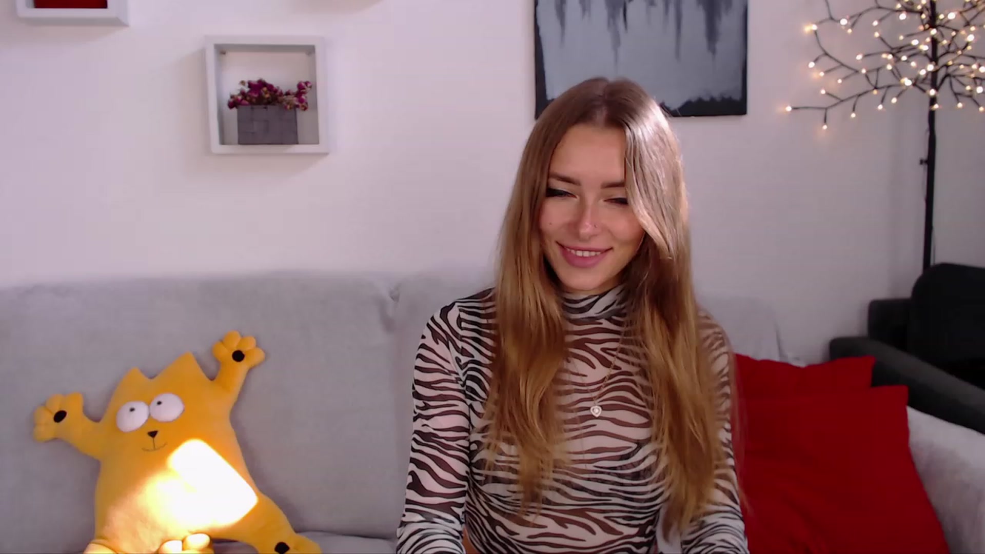 Gallery image thumbnail from SimonsWife's myfreecams stream on, 09/25/2023, 11:15 image 8 of 20